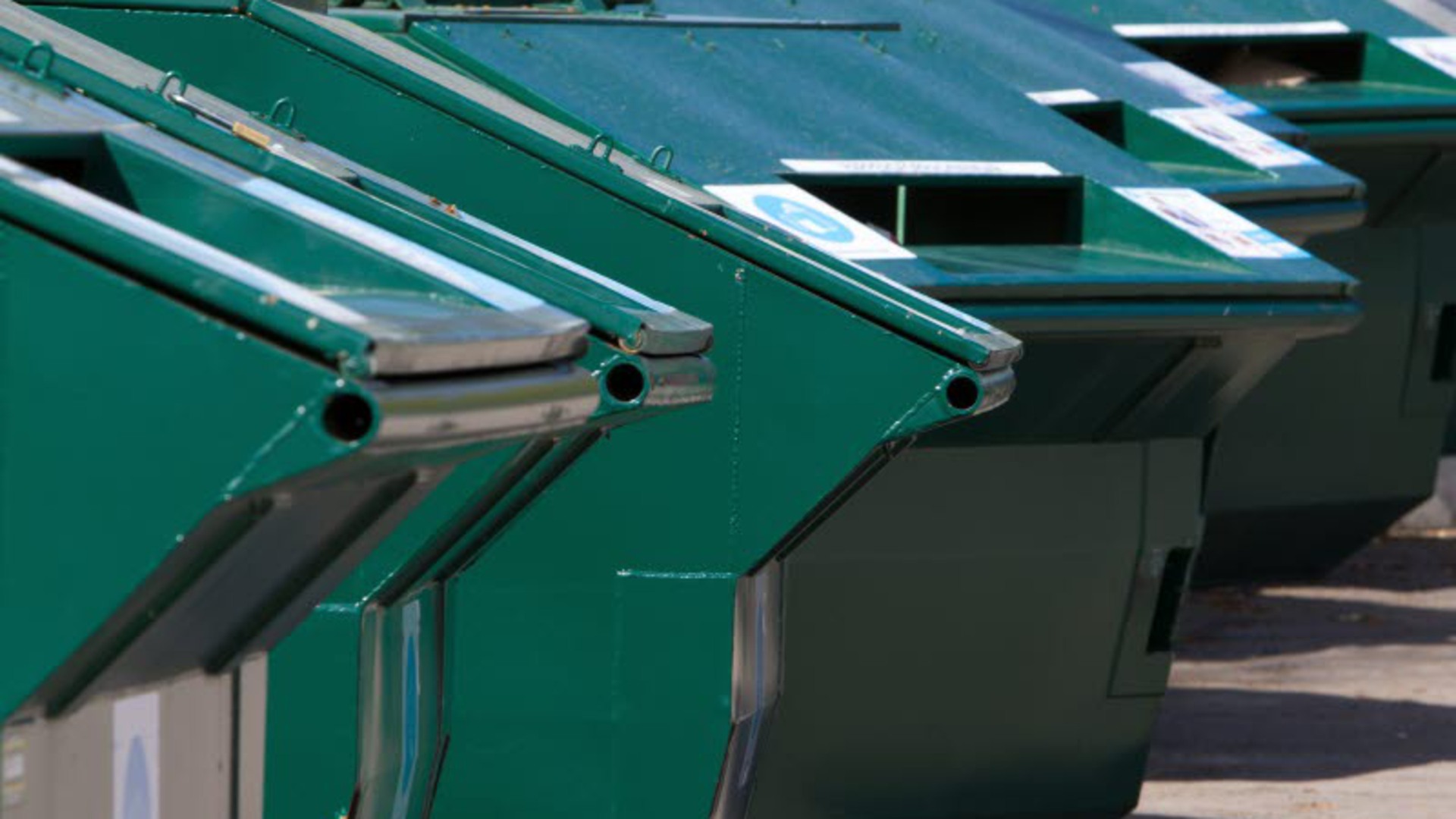 Gröna containrar på en återvinningsstation.