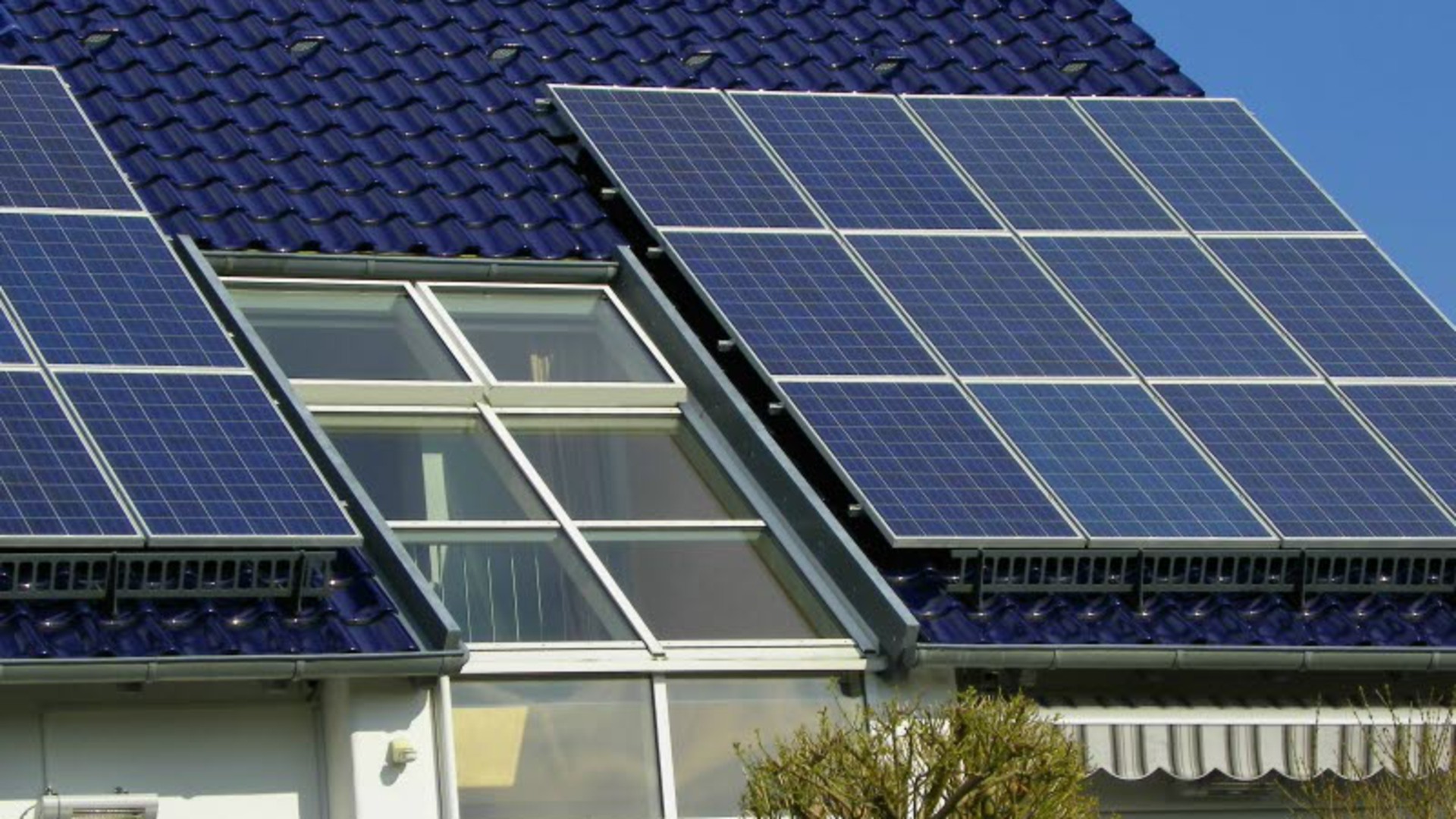 En villa med solceller på taket.