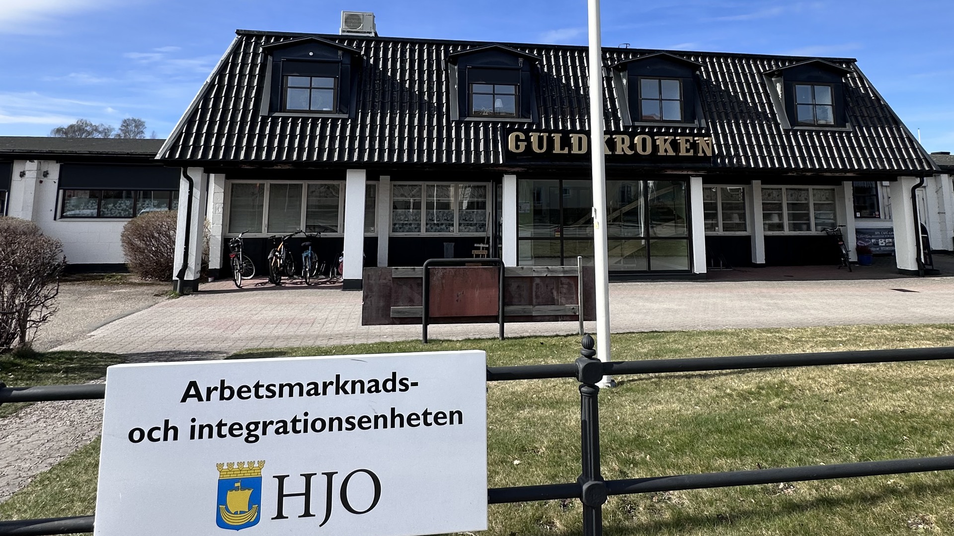 Arbetsmarknadsenheten, exteriör. Skylt med texten "Arbetsmarknads- och integrationsenheten".