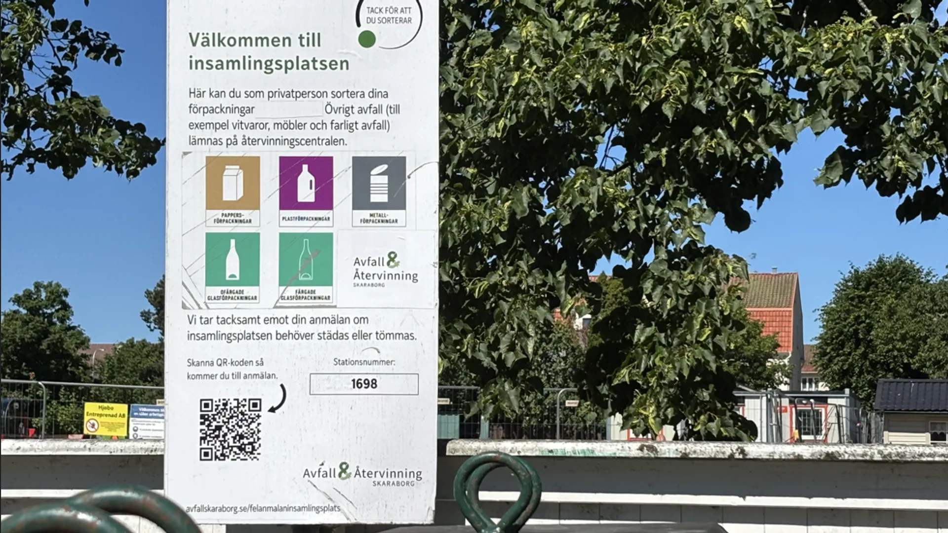 Informationsskylt på en återvinningsstation i Hjo.