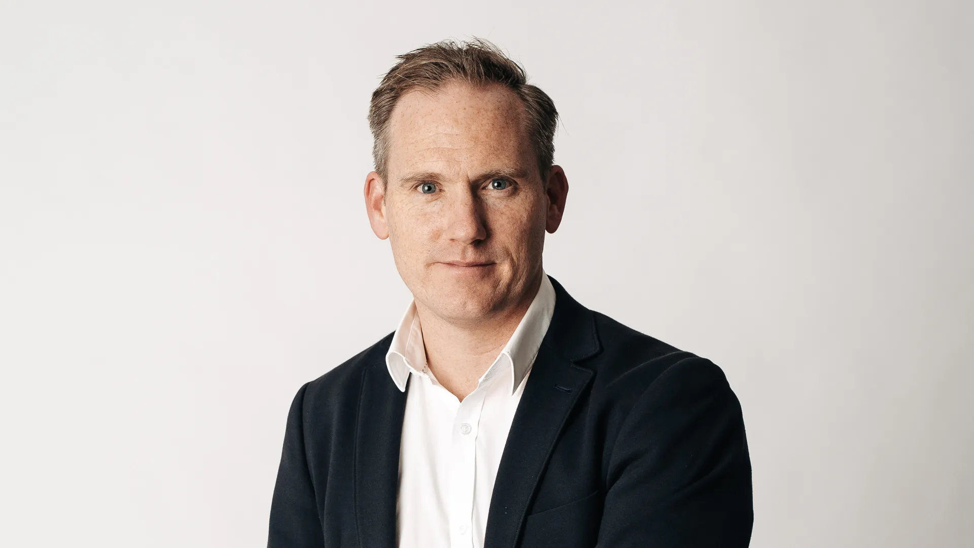 Christian sitter på en stol