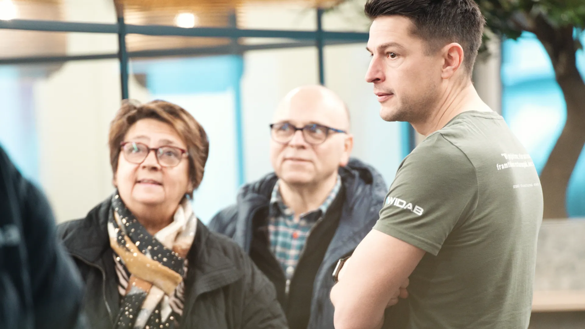 En grupp människor som står runt varandra