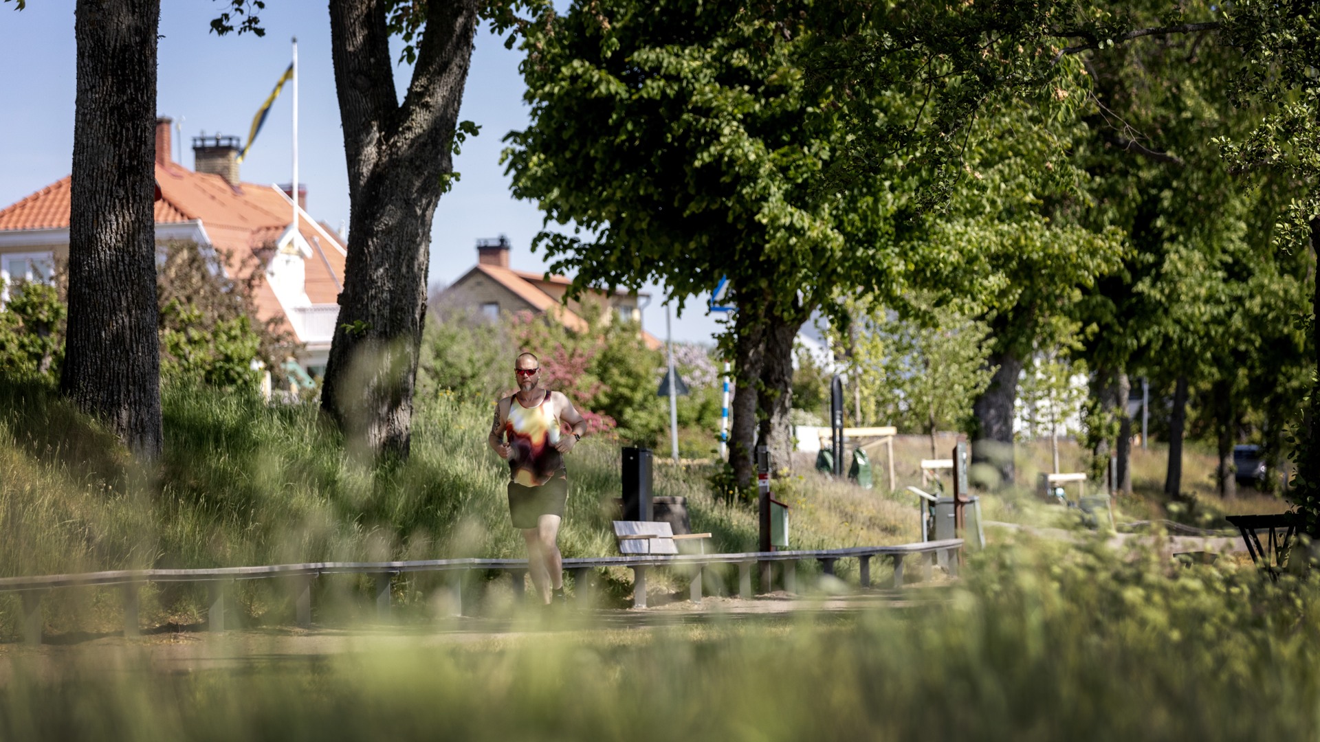 En person löptränar på strandpromenaden i Hjo.