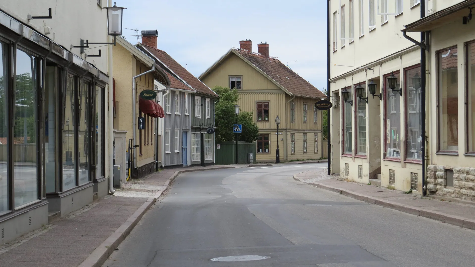 Långgatan i Hjo, från torget ner mot Strandpromenaden.