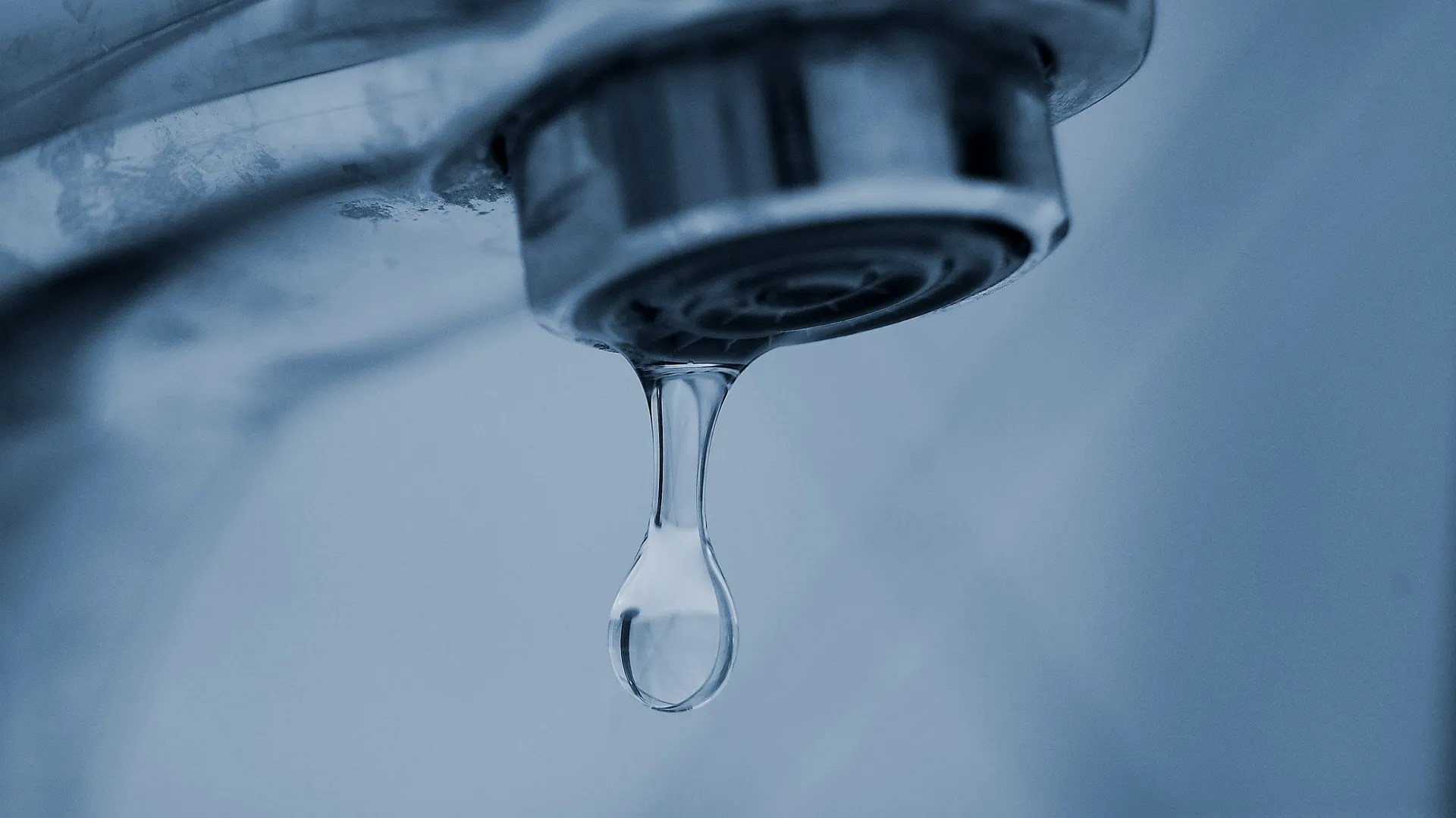 En vattenkran med en vattendroppe under.