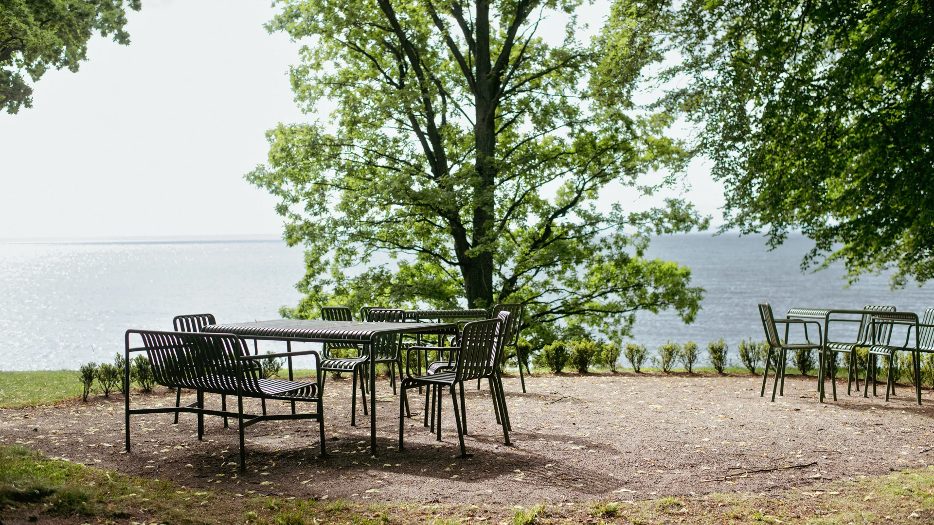 Utsikt över Vättern från sittplatser i Hjo stadspark.