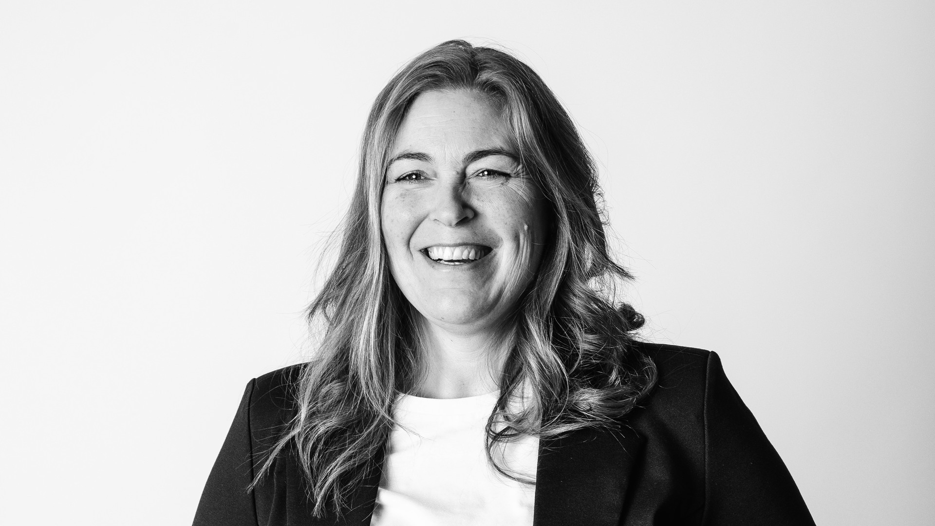 Katarina står med händerna i fickorna och skrattar