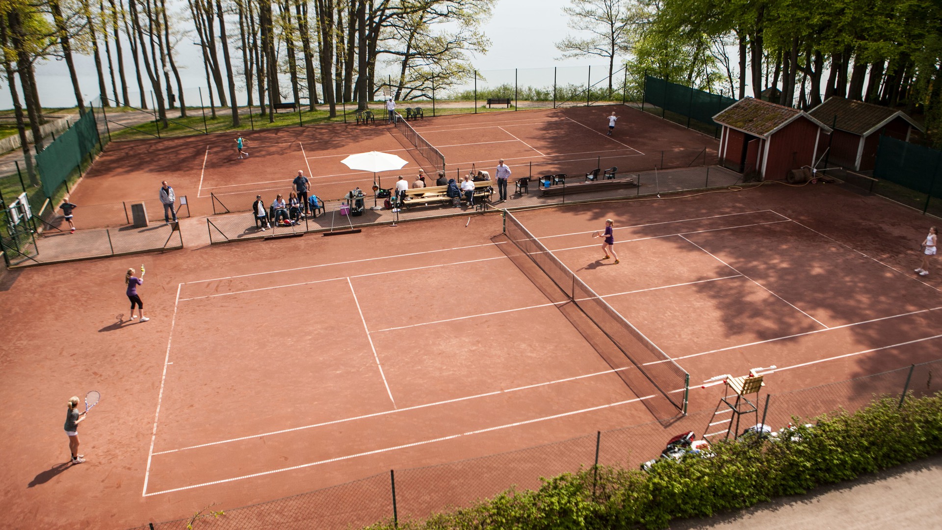 Tennisbanorna i Stadsparken fotograferade uppifrån