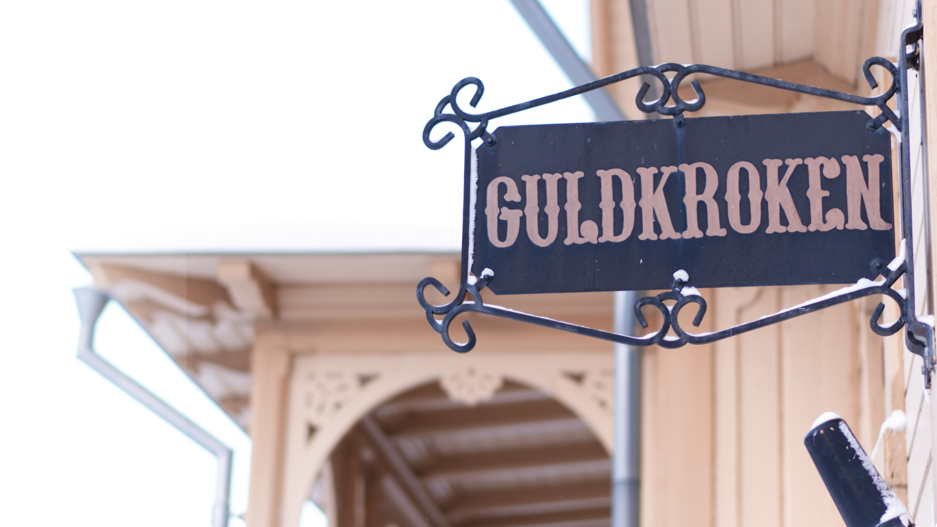 Skylt för Guldkroken i Hjo stadspark