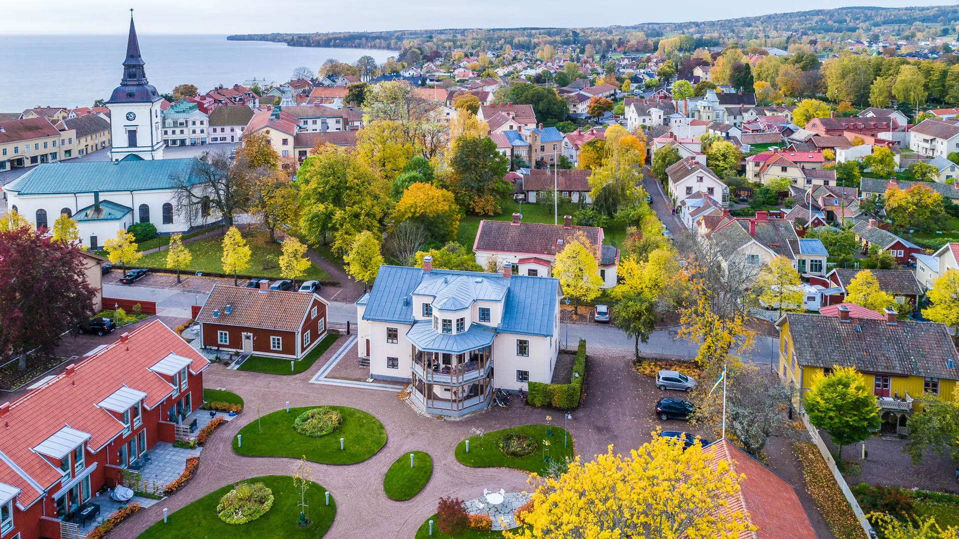 Flygbilder över Hjo med Baggstedtska gården närmst i bild. Höst.