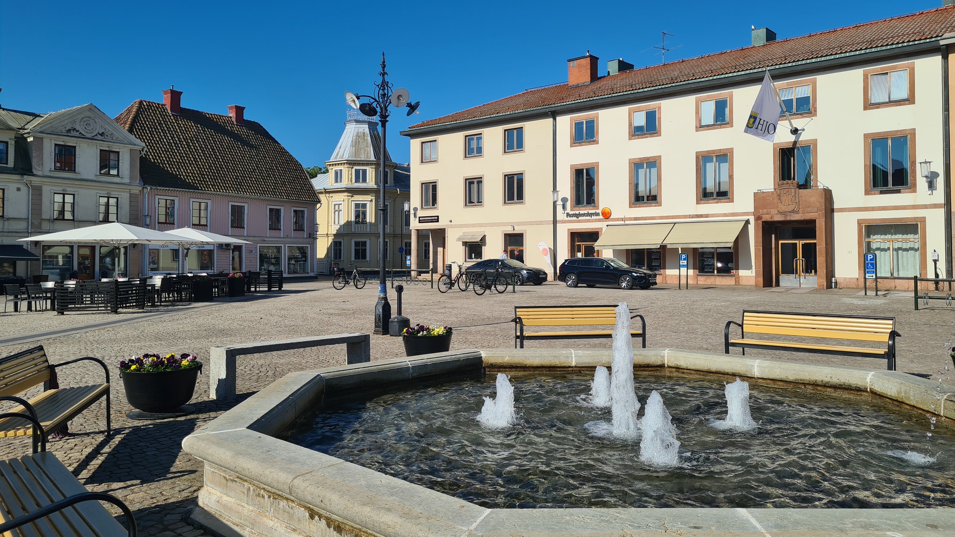 Exteriör på stadshuset i Hjo, sett från torget. 