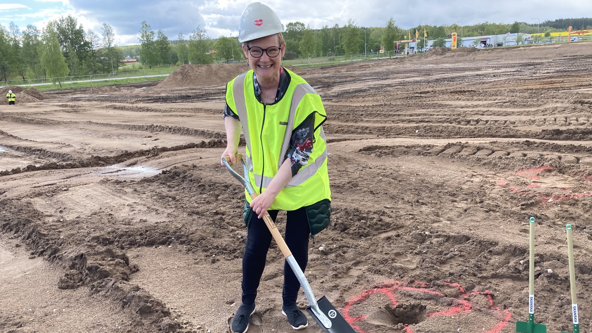 Kommundirektör Eva Ulfenborg tar första spadtaget vid  Estrid Ericsonskolan.