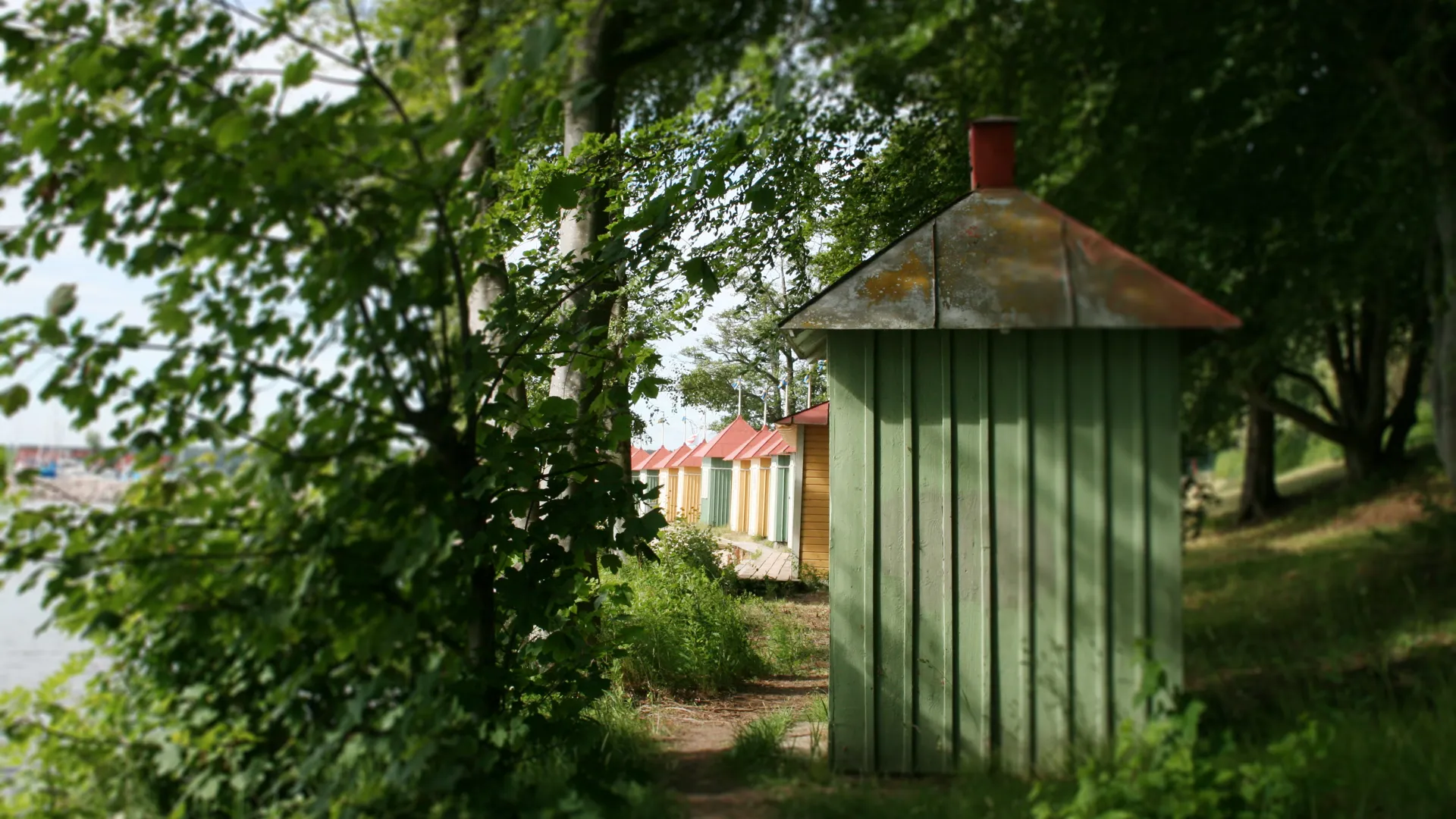 En badhytt omgiven av grönska