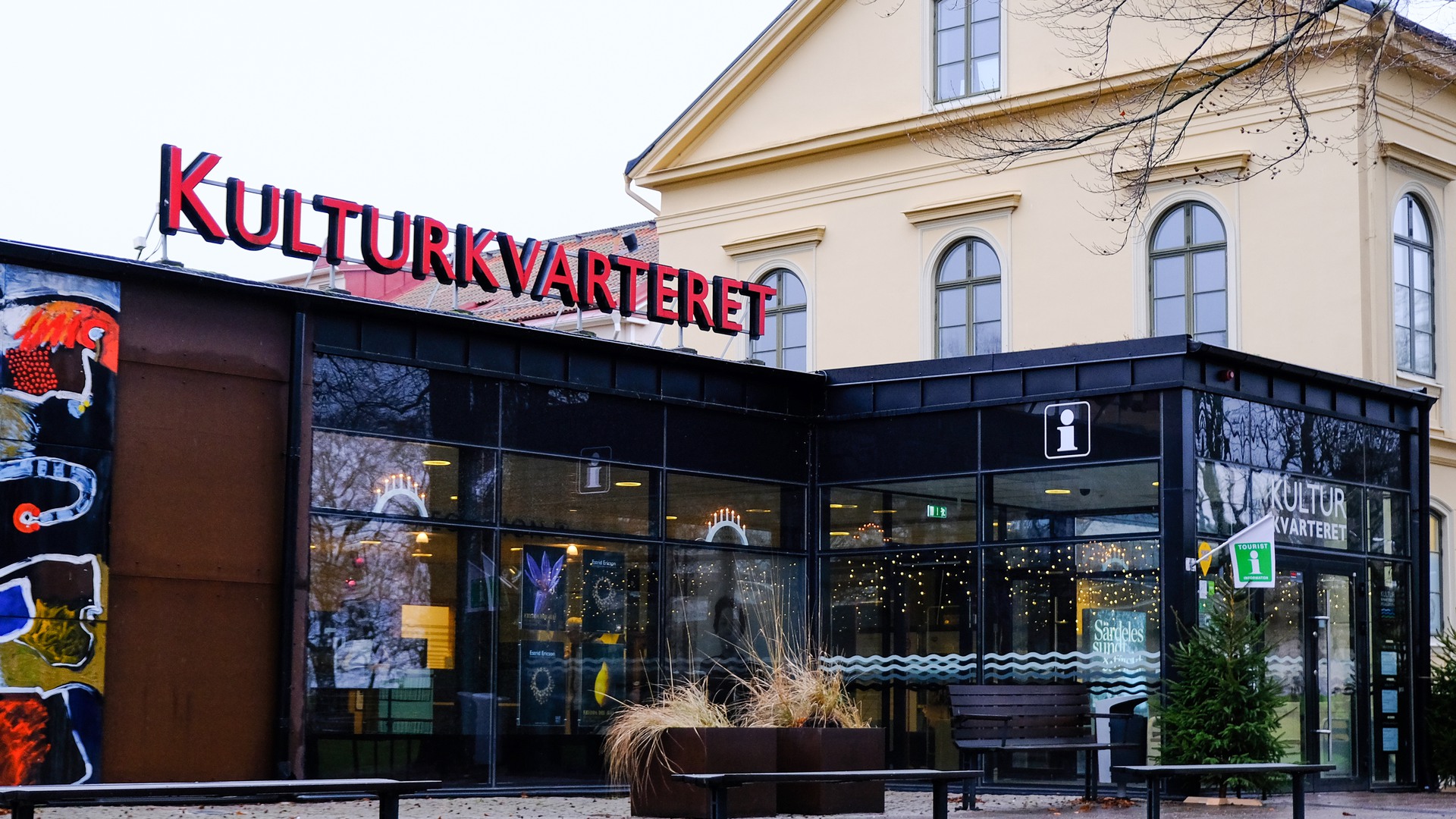 Kulturkvarteret exteriör med julbelysning.