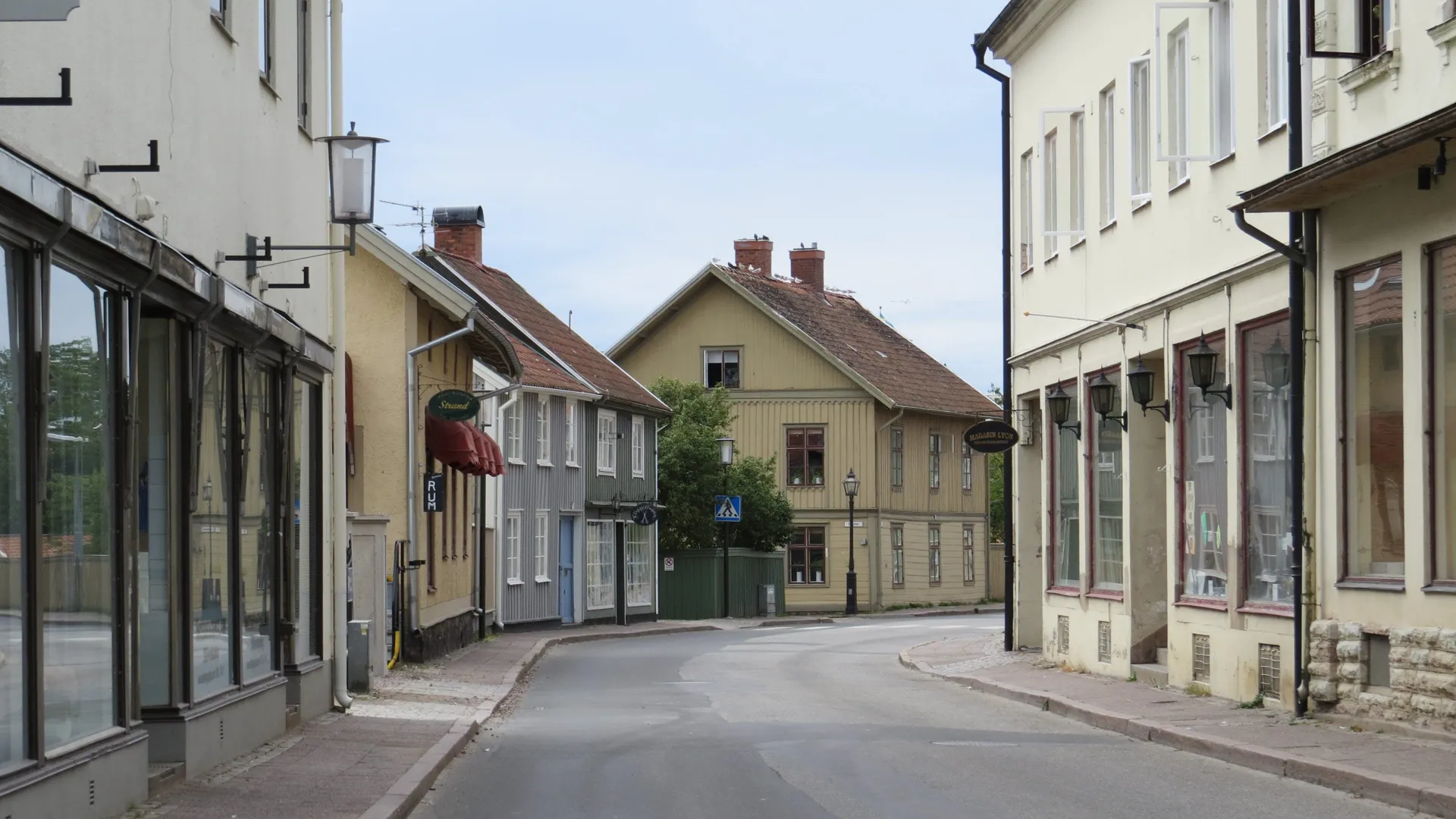 Långgatan i Hjo, från torget ner mot Strandpromenaden.
