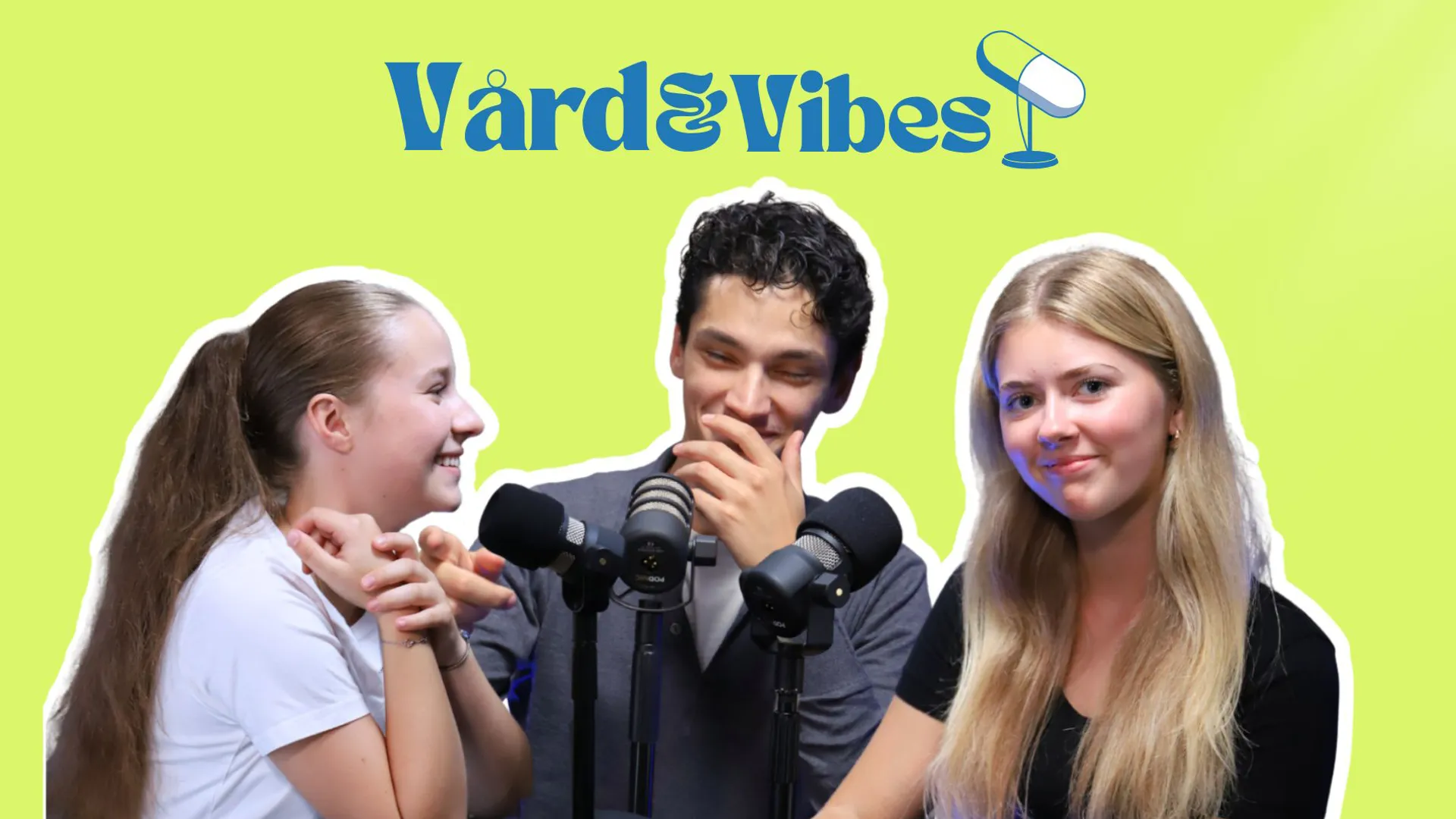 Tre ungdomar skrattar och ler. Texten "Vård och vibes" och en mikrofonsymbol.