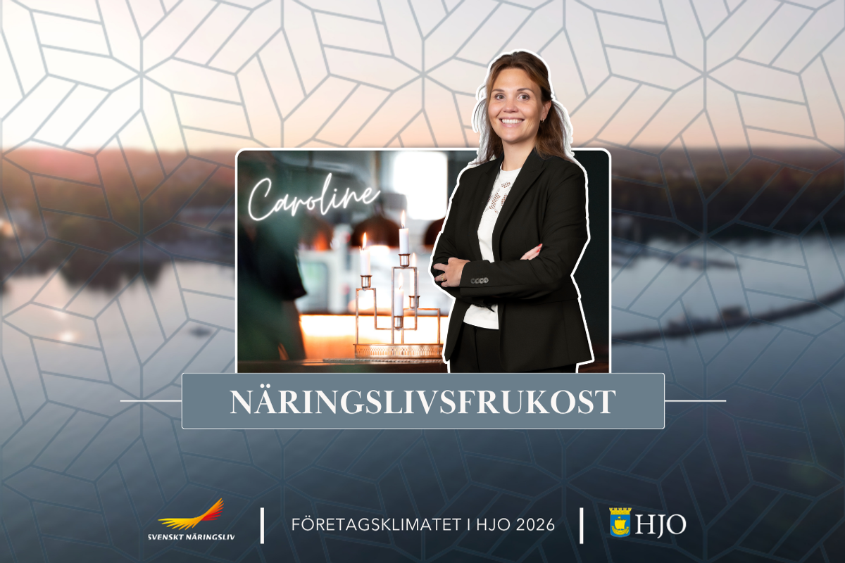 En kvinna i affärskostym står framför en bild.