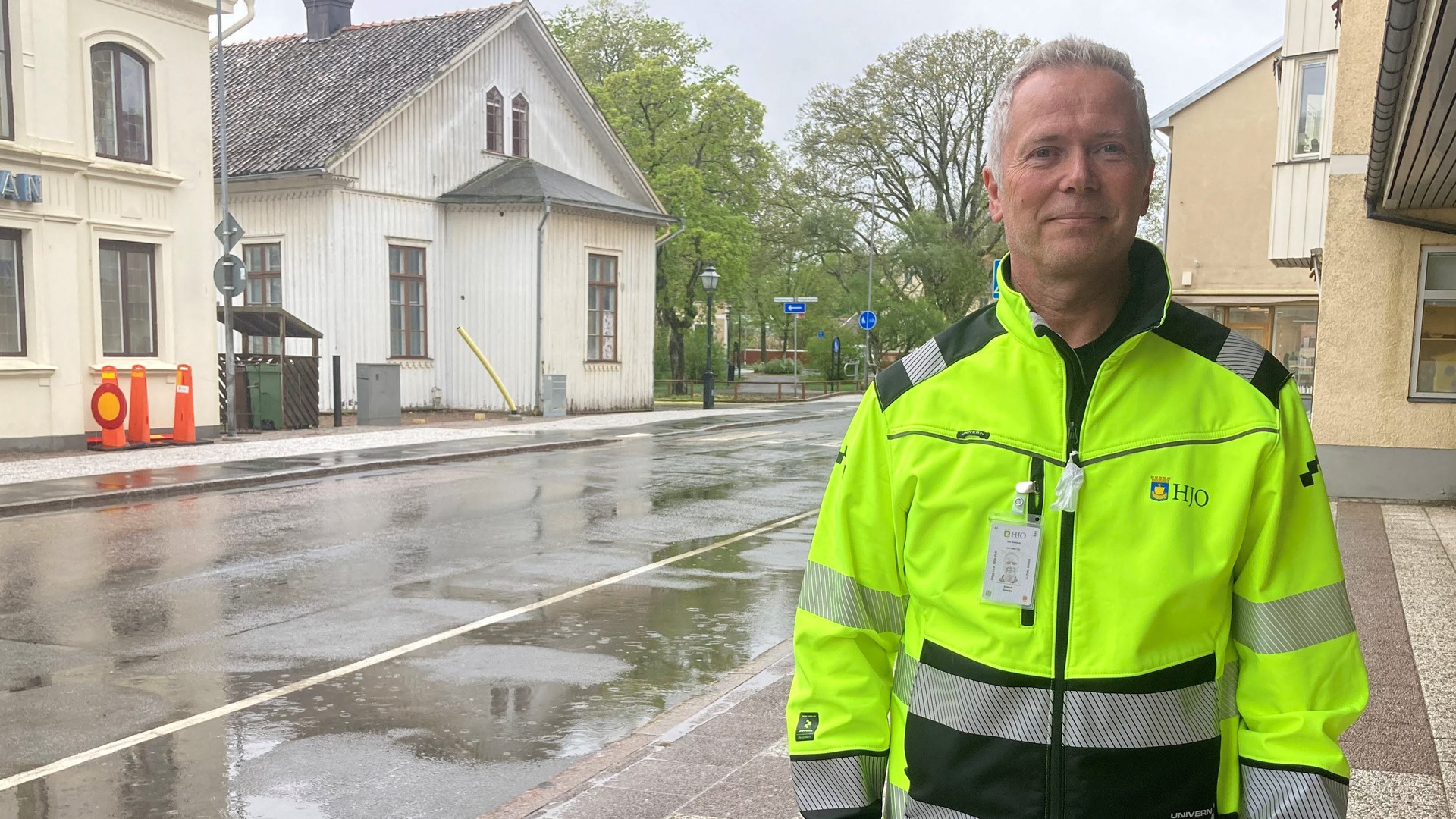 Richard Grenabo står på trottoaren utanför entrén till stadshuset.