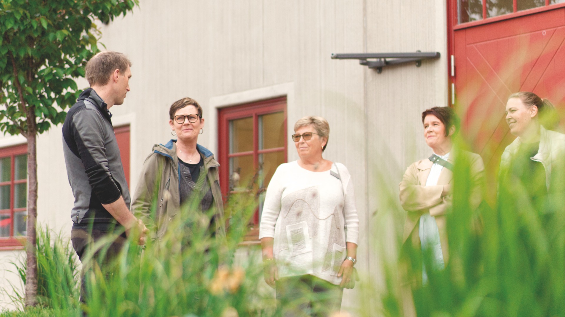 En grupp människor som står utanför en byggnad.