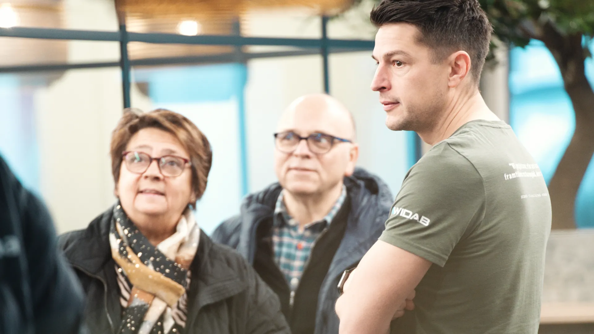 En grupp människor som står runt varandra
