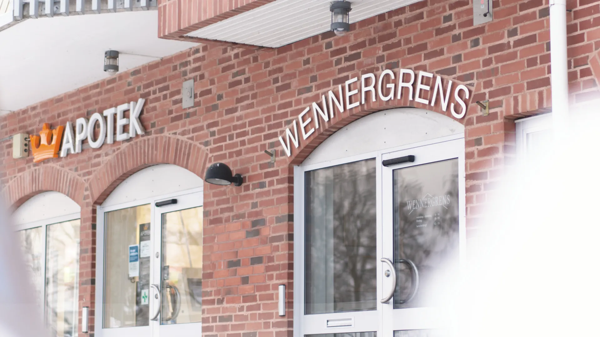 Fasaden och ingång till apoteket och wennergrens