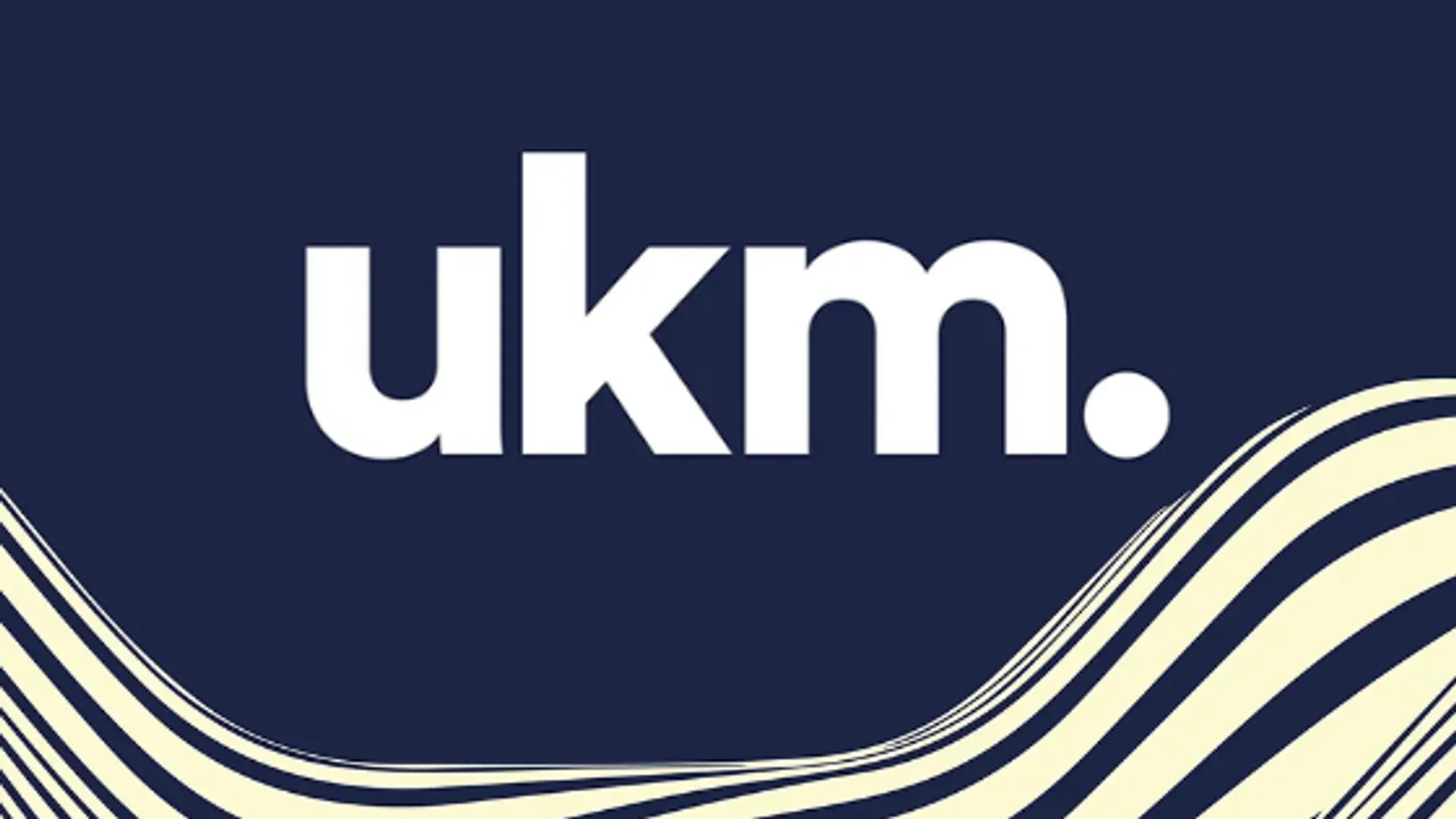 Abstrakt konst längs botten av bilden i form av vita vågiga linjer och texten UKM. 