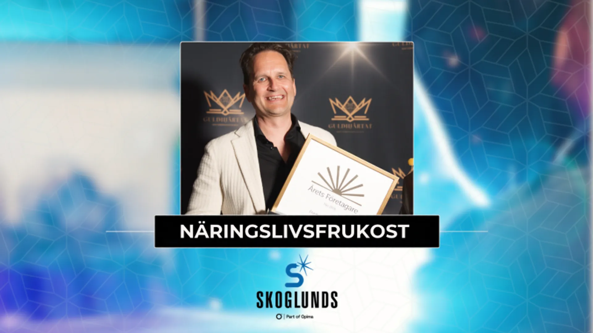 Fredrik Lindholm håller i pris och diplom på näringslivsgalan guldhjärtat
