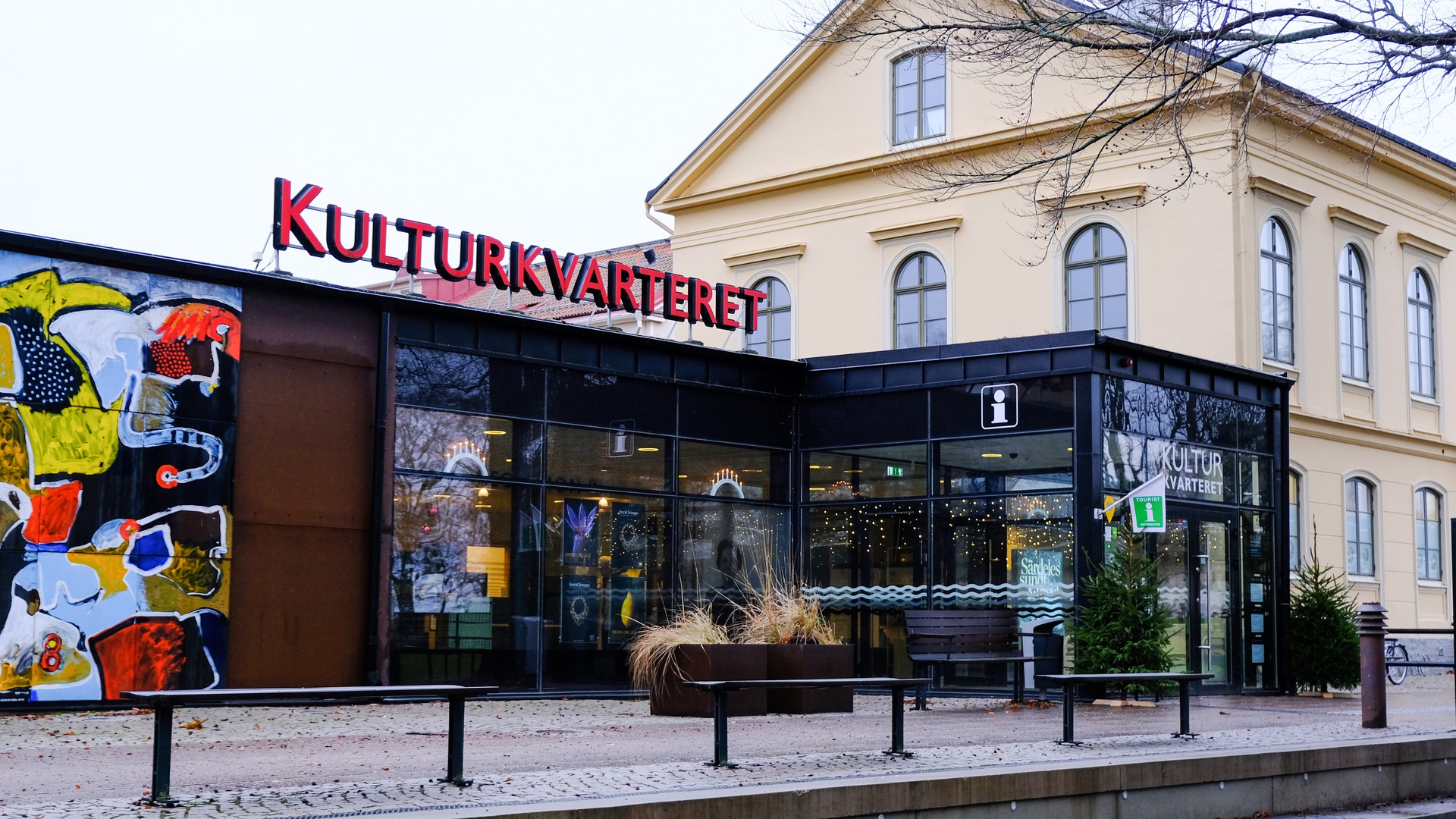 Kulturkvarteret exteriör med julbelysning.