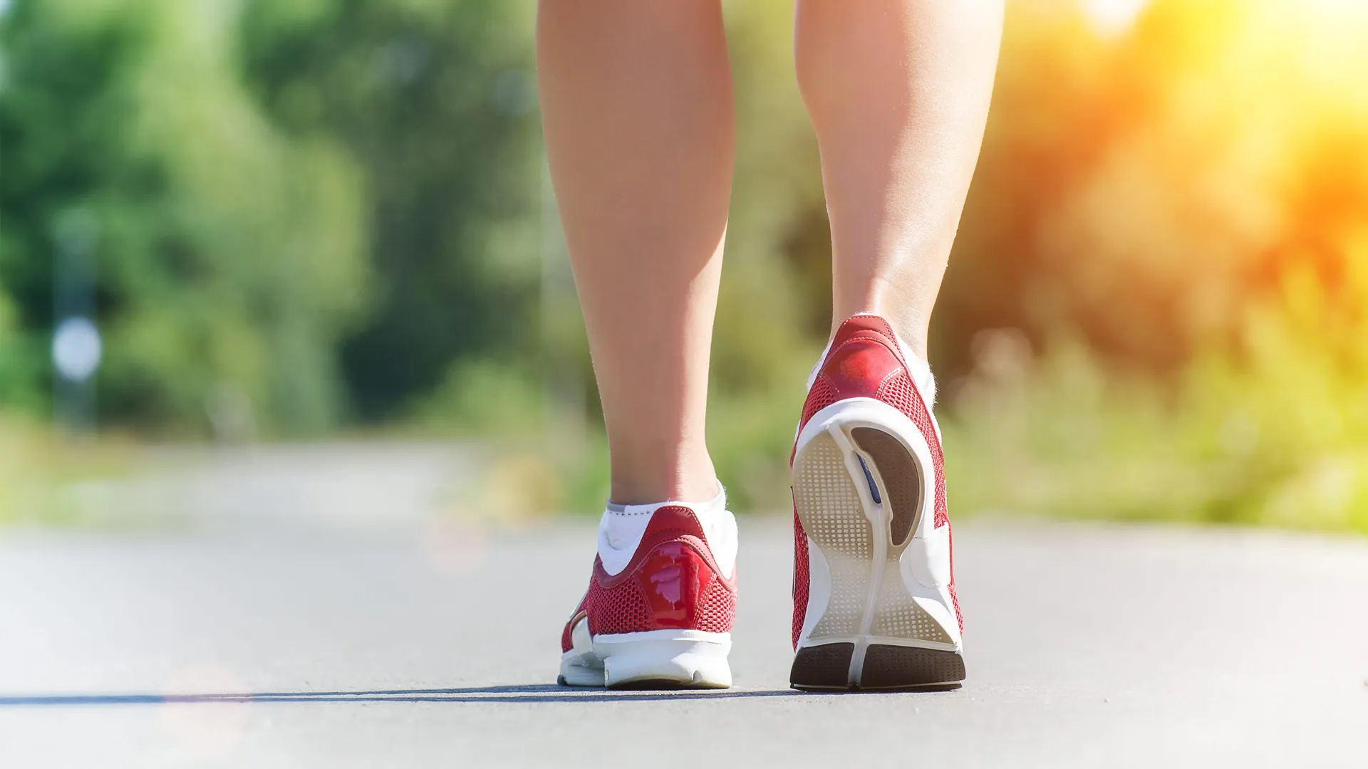 Närbild på fötter med träningsskor som är ute och går eller joggar.