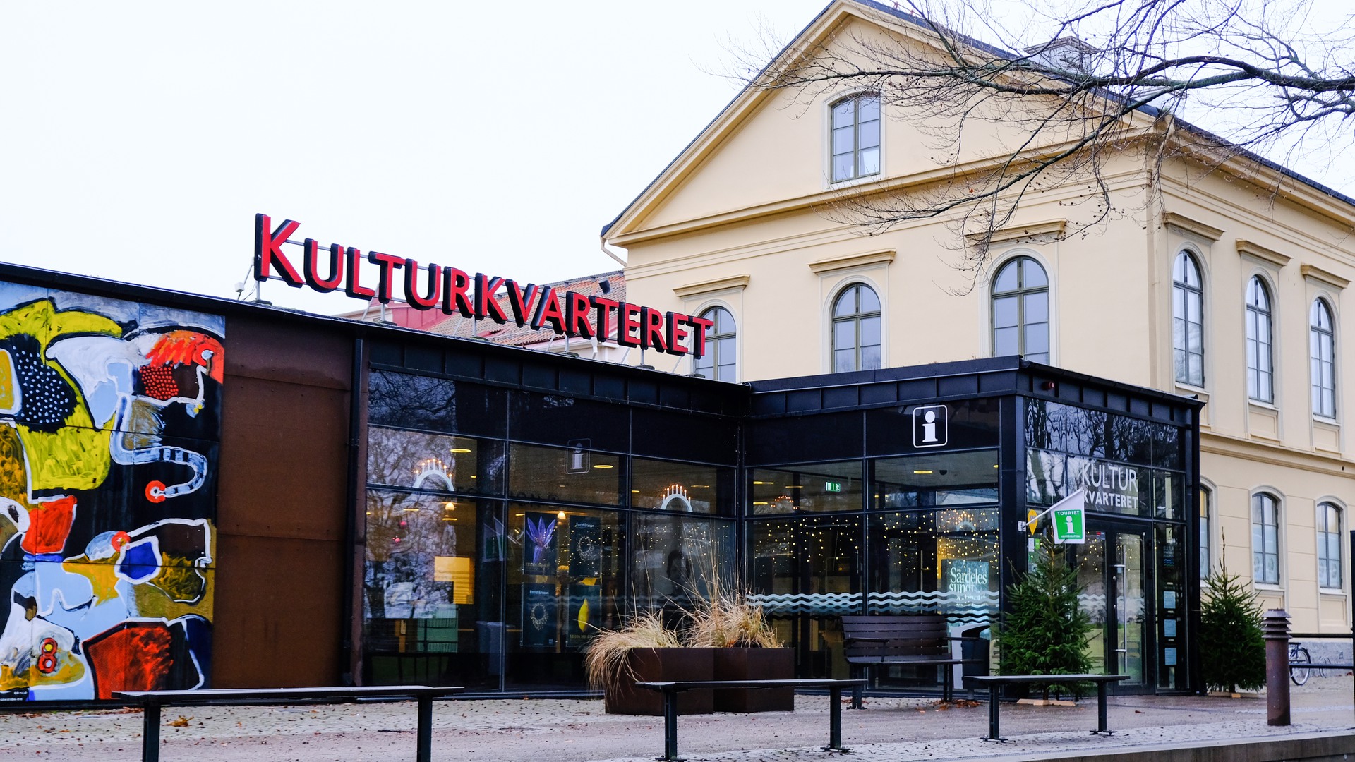 Kulturkvarteret exteriör med julbelysning.