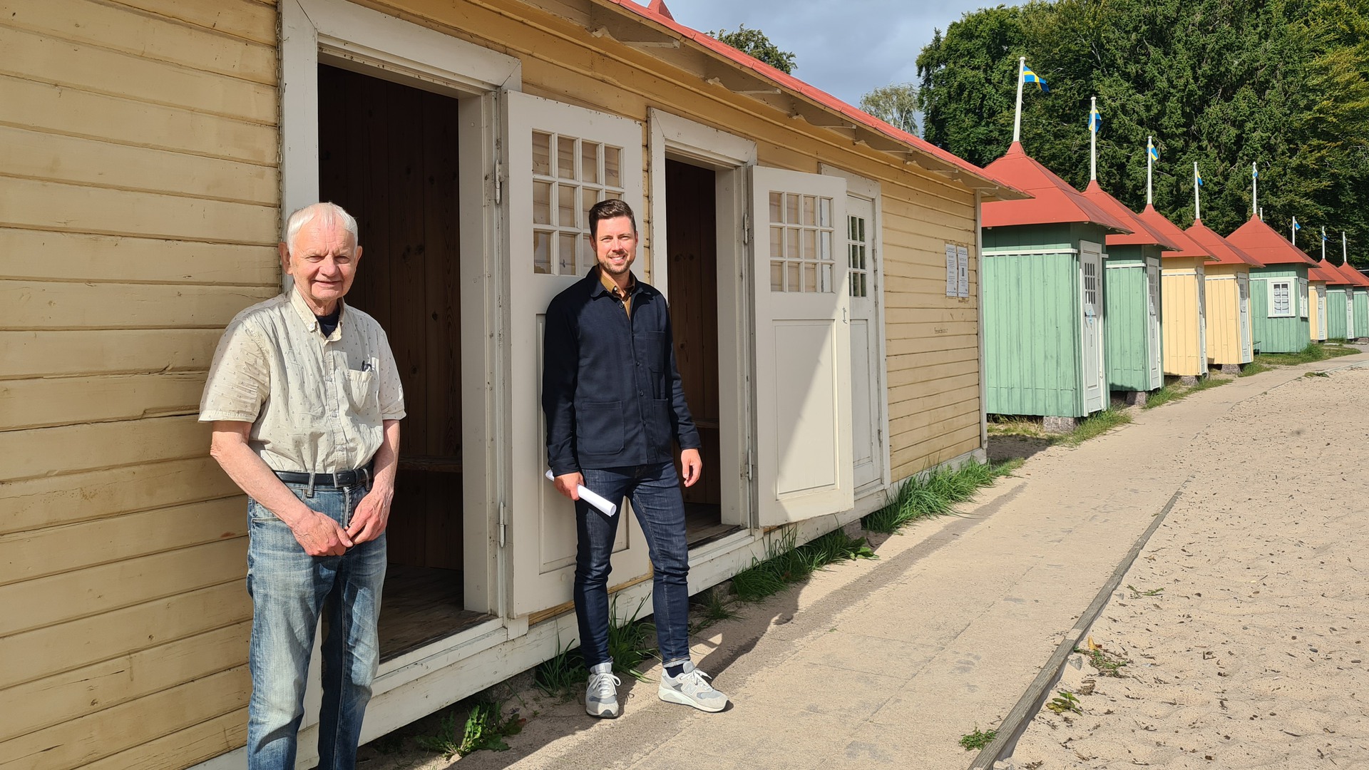 Dane Bergbom och Klas Kronqvist framför badhyttslängan som ska bli bastu.