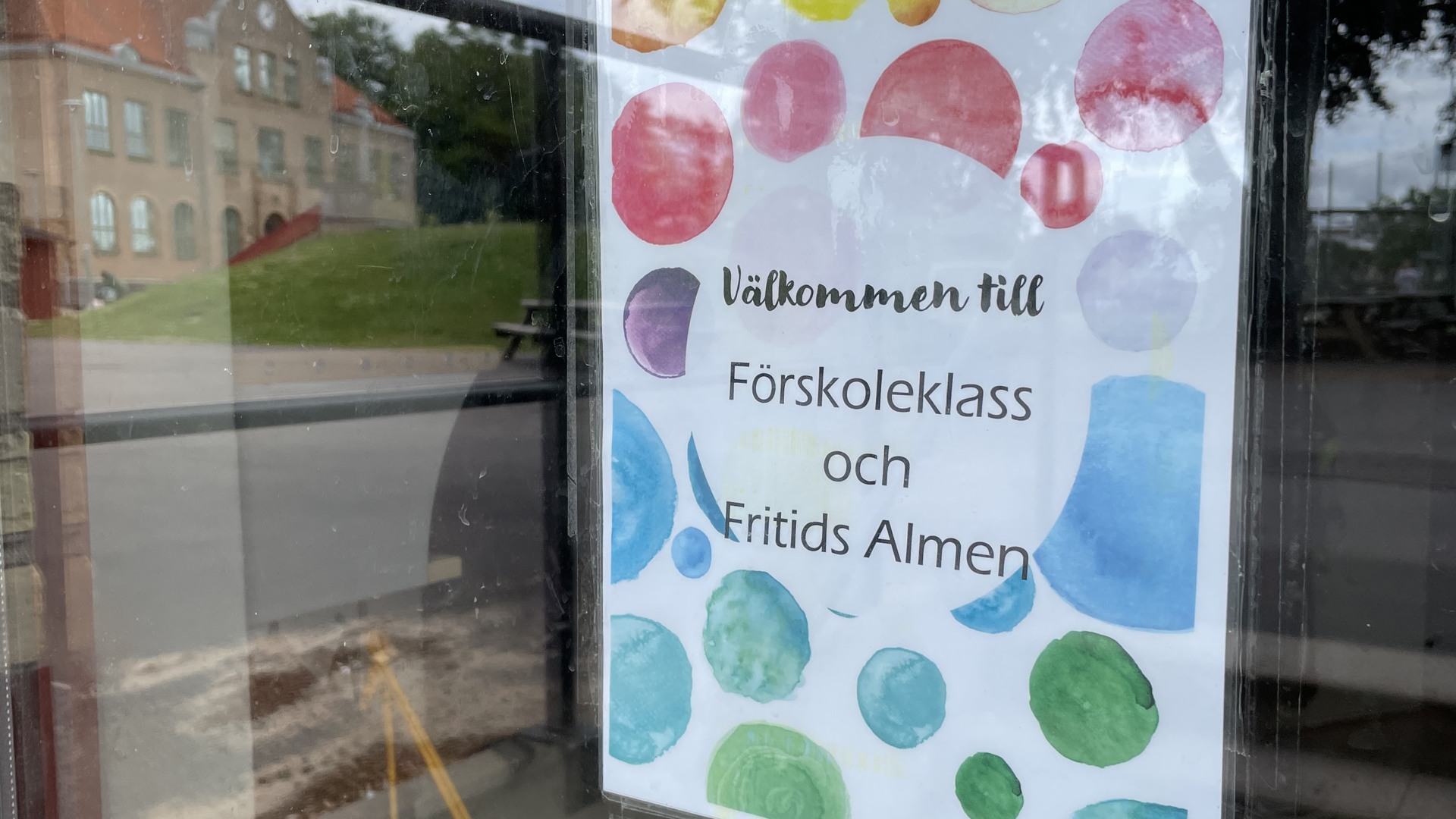 Entré till B-huset på Guldkroksskolan.