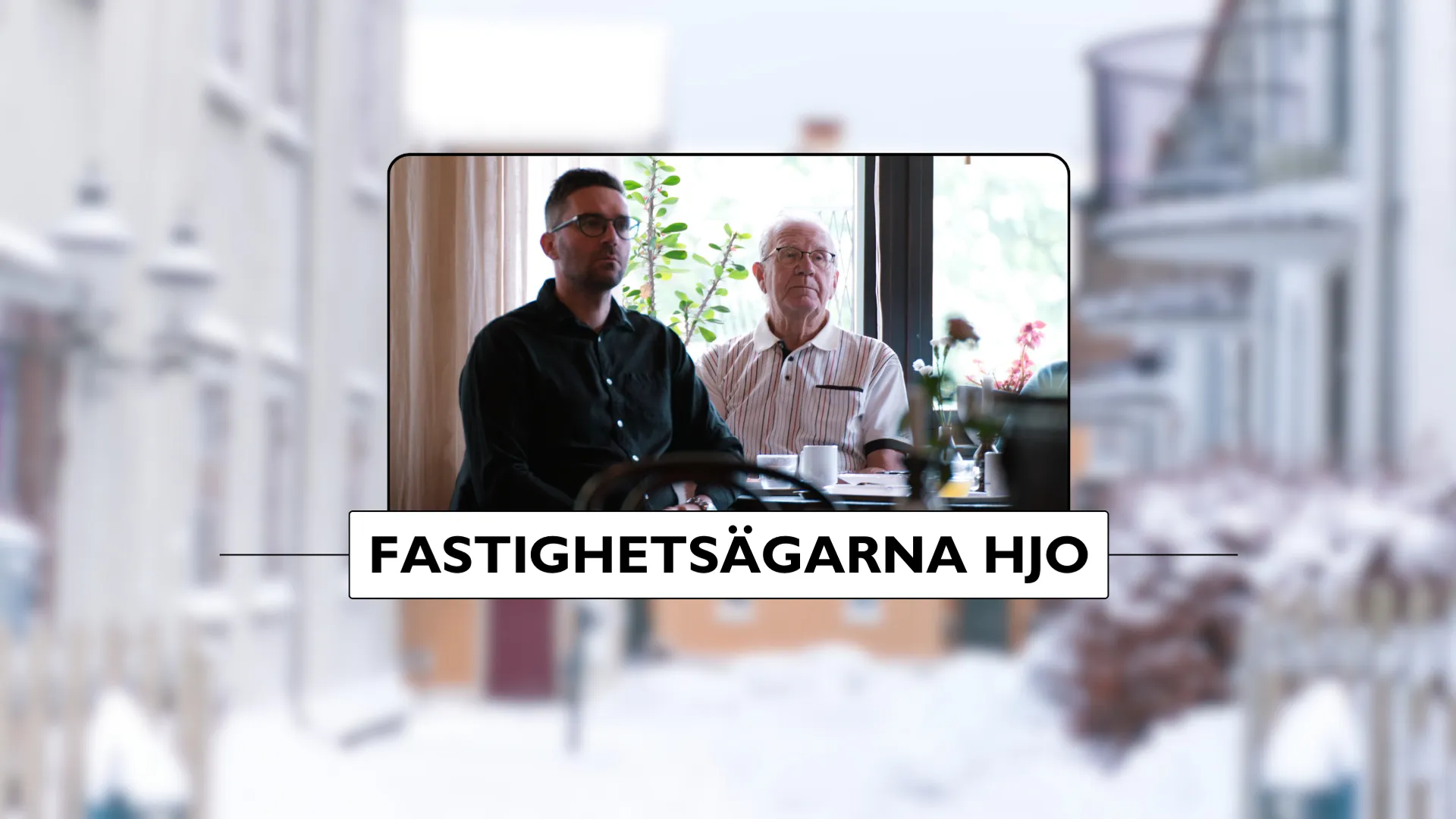 Några män som sitter bredvid varandra framför ett fönster.