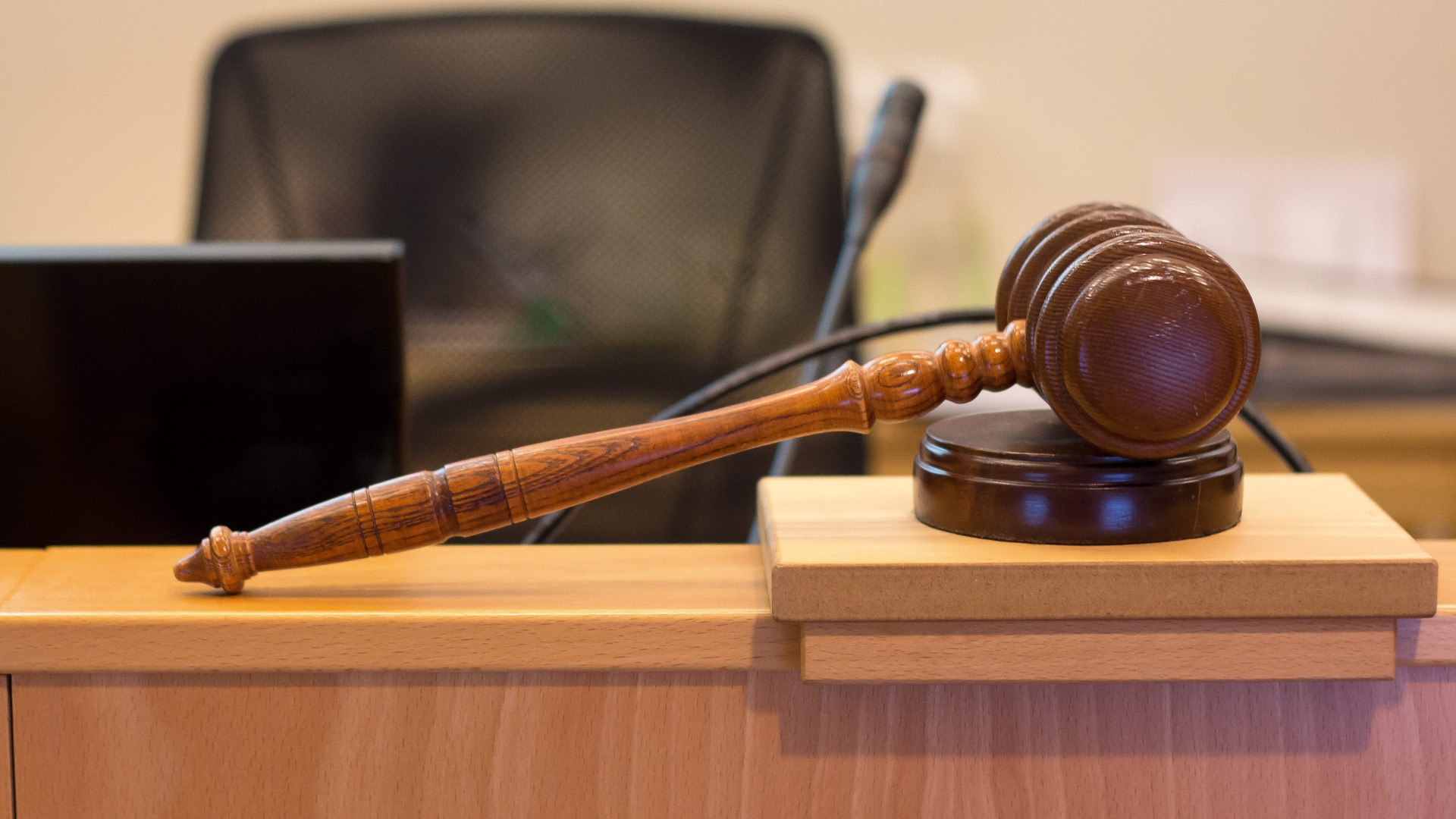 En beslutsklubba i ett sammanträdesrum.