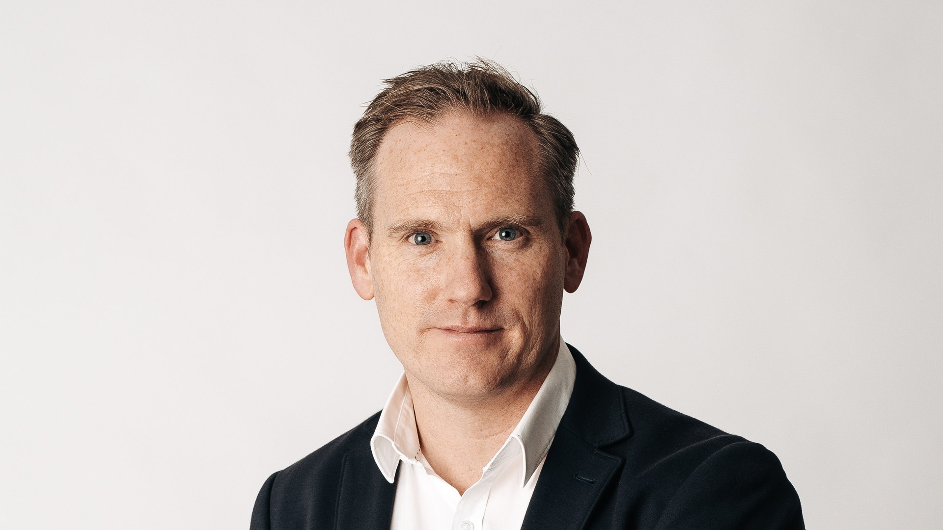 Christian sitter på en stol