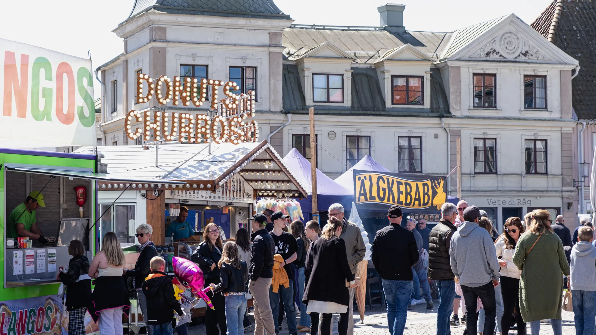 Foodtrucks och folkmyller på torget under Grönköpings marknad.