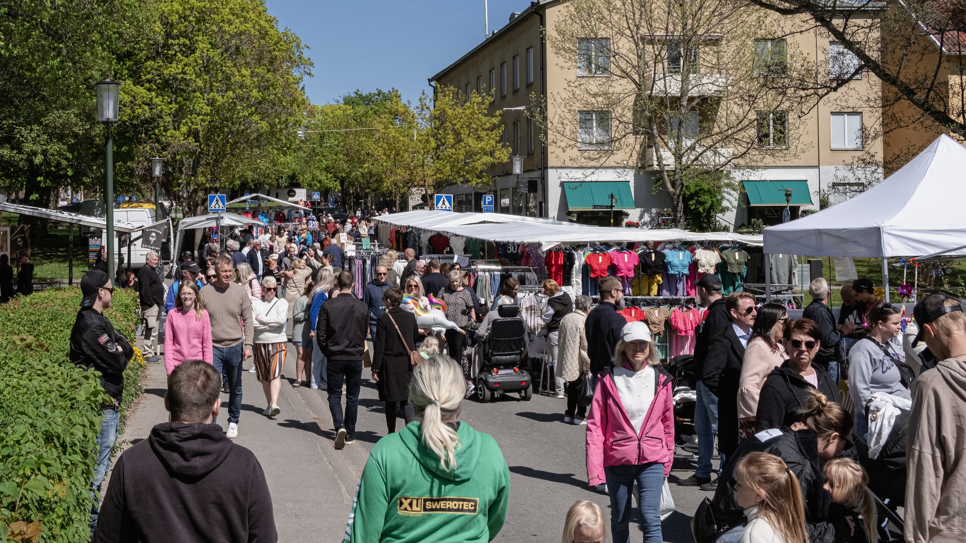 Folkmyller på Hamngatan under Grönköpings marknad.