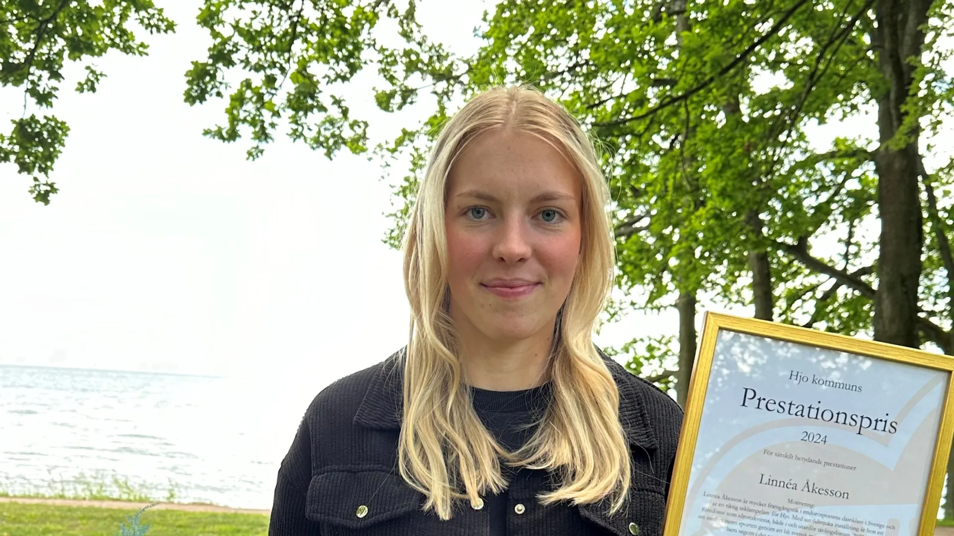 Linnea Åkesson med blombukett och diplom för utmärkelsen "Årets prestation".