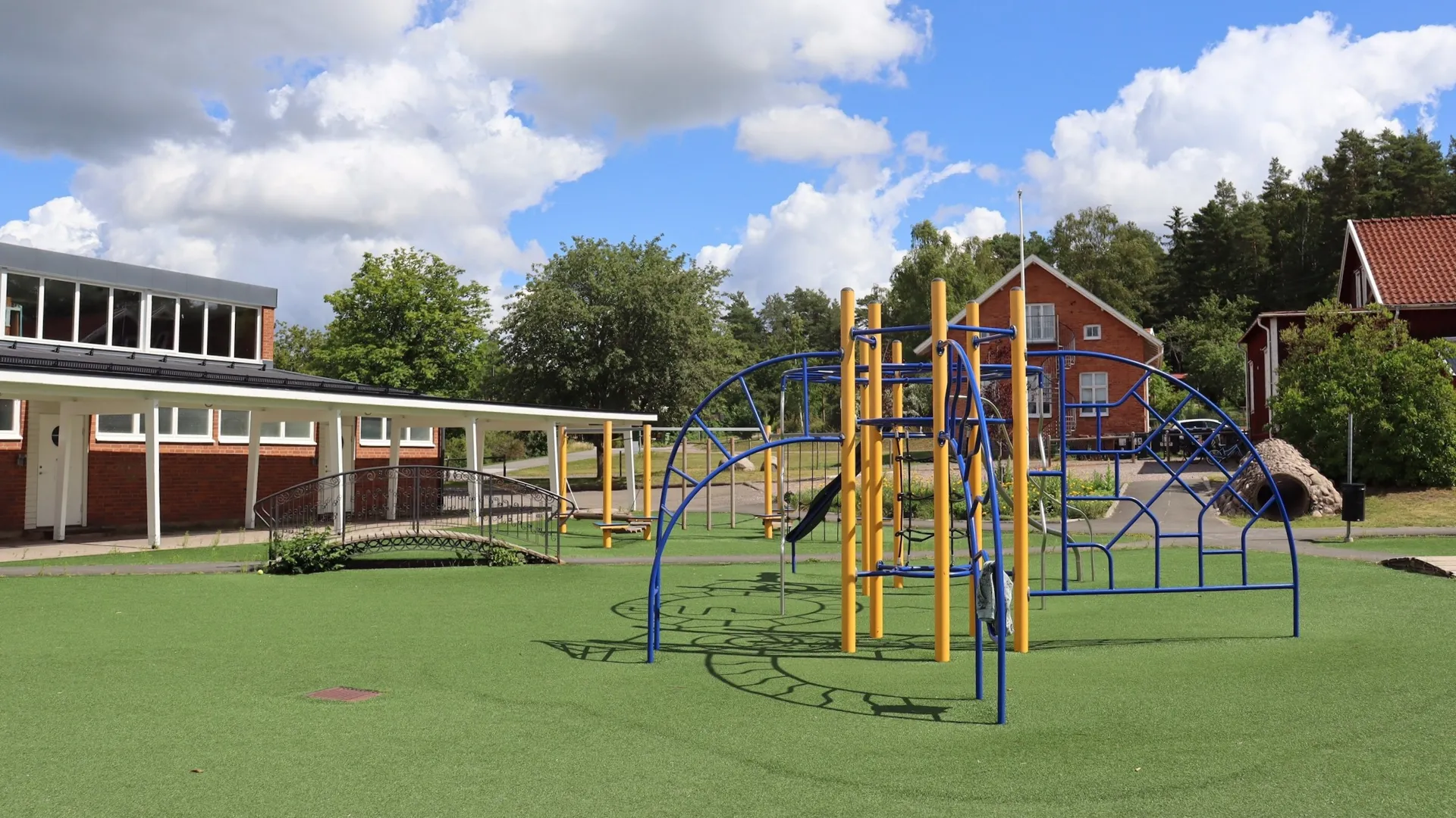 Skolgården på Korsberga skola, med en klätterställning i mitten.