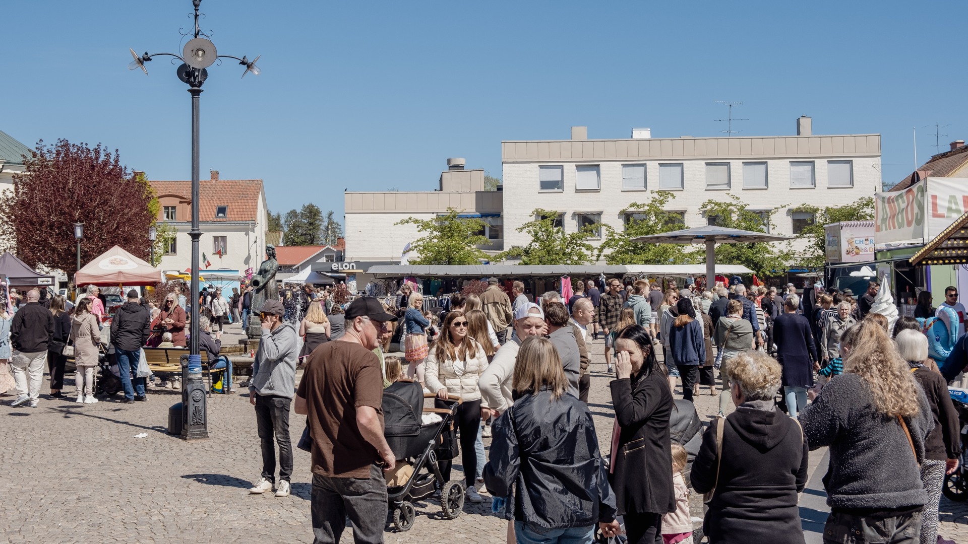Folkmyller på torget under Grönköpings marknad.