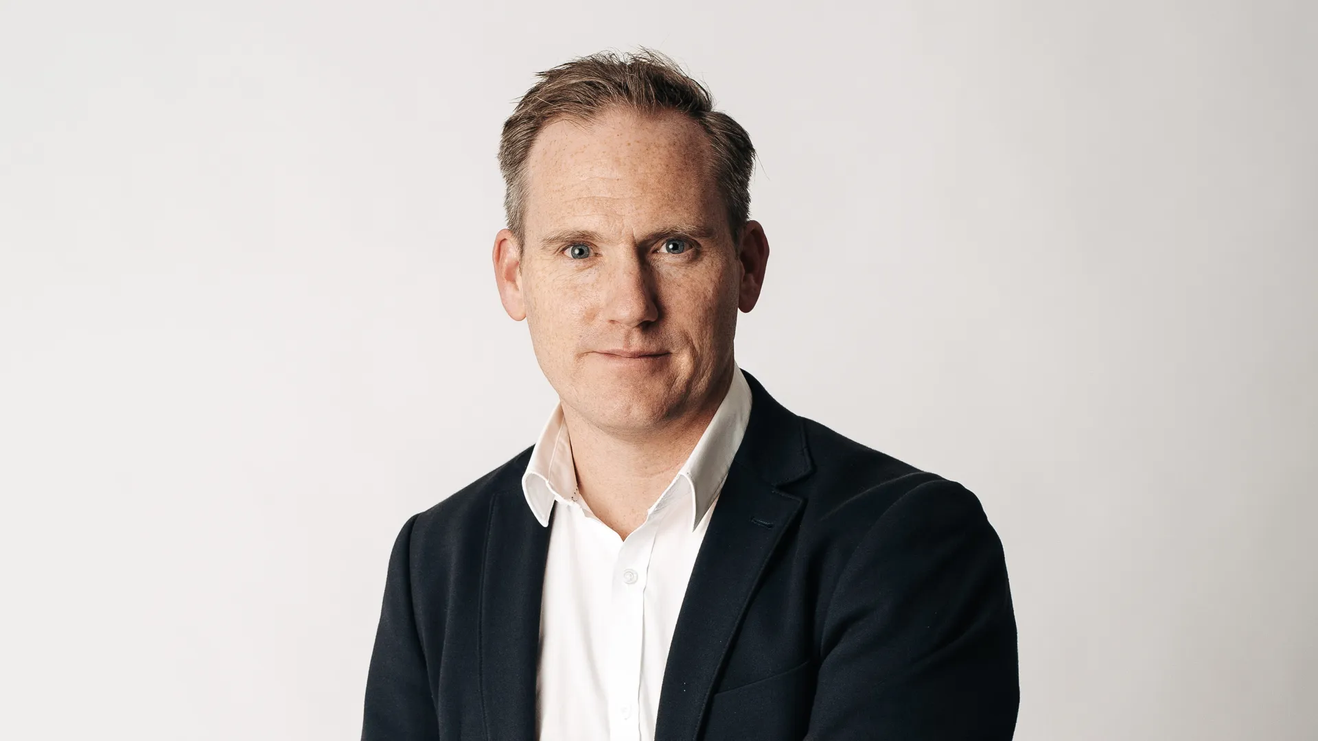 Christian sitter på en stol