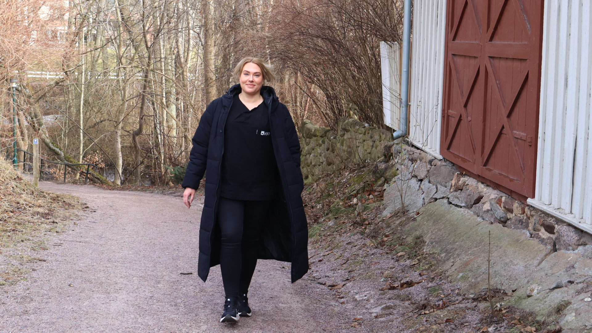 Emma Kallio, undersköterska i hemvården, promenerar på en grusväg i Hjo.