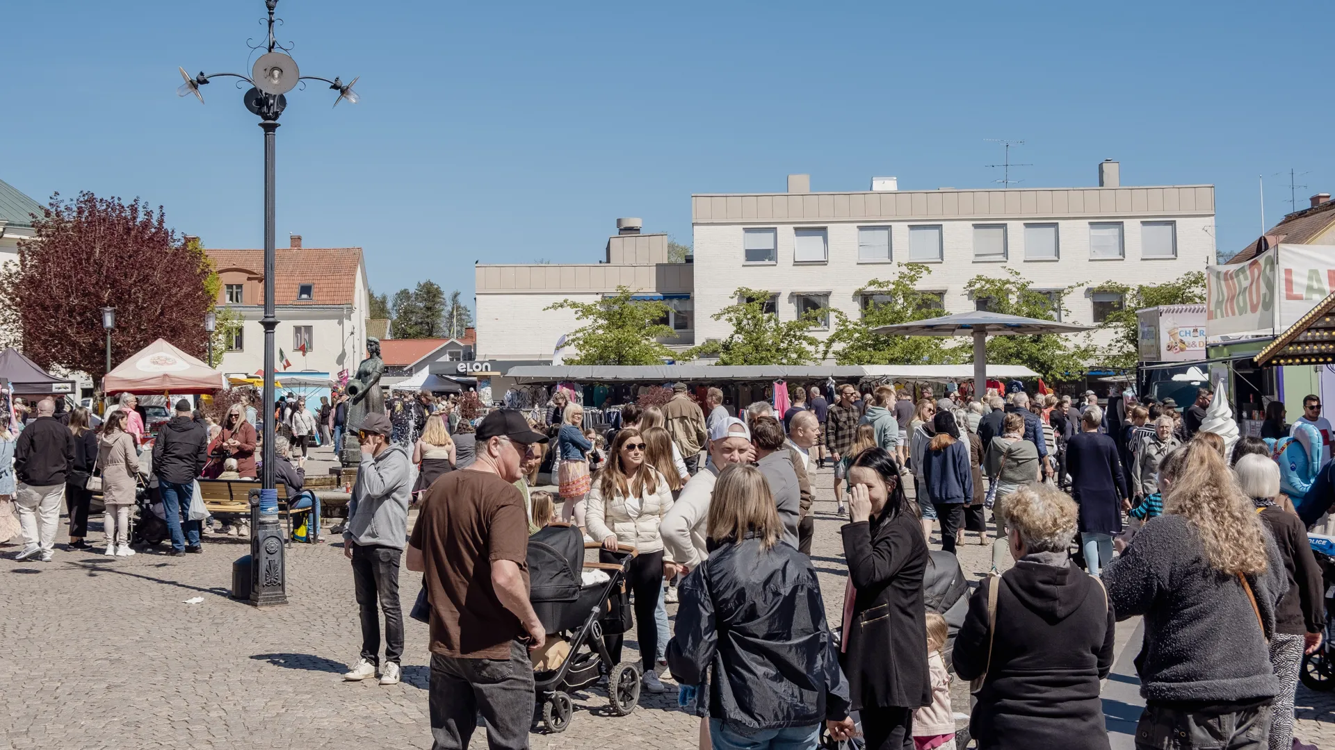 Folkmyller på torget under Grönköpings marknad.