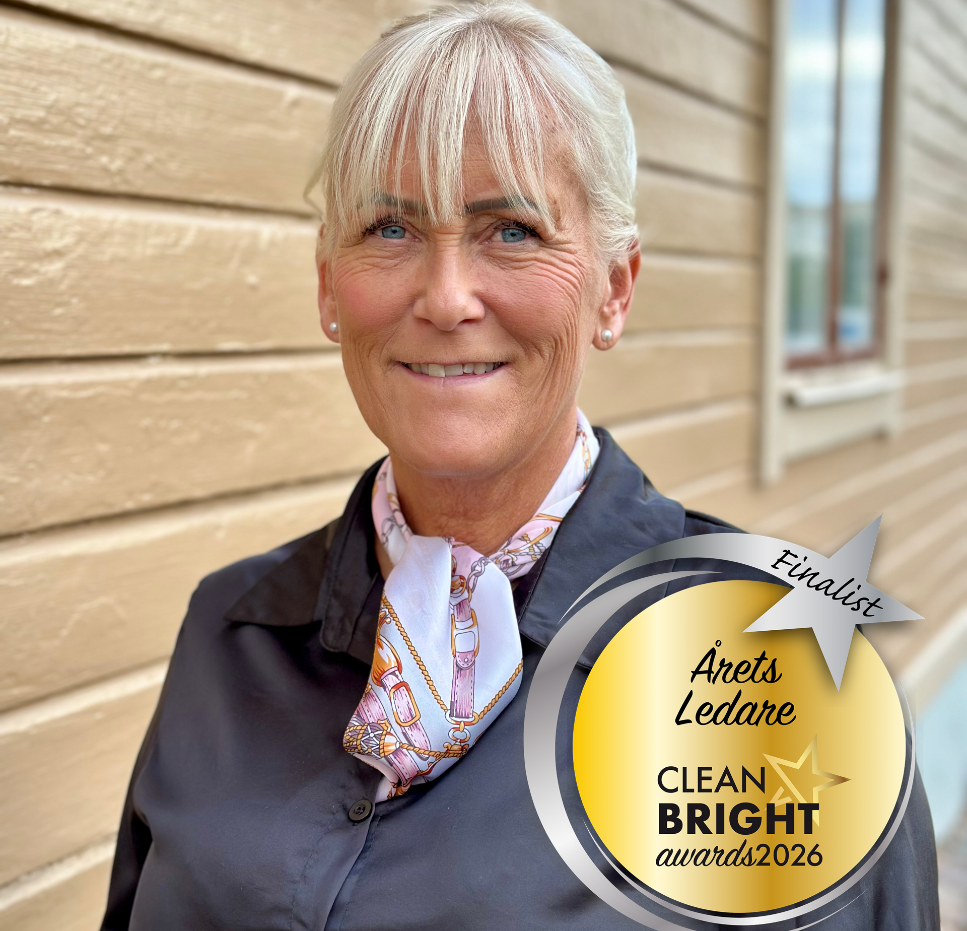 Linda Karlsson och plaketten "Årets ledare Clean Bright Awards 2026"