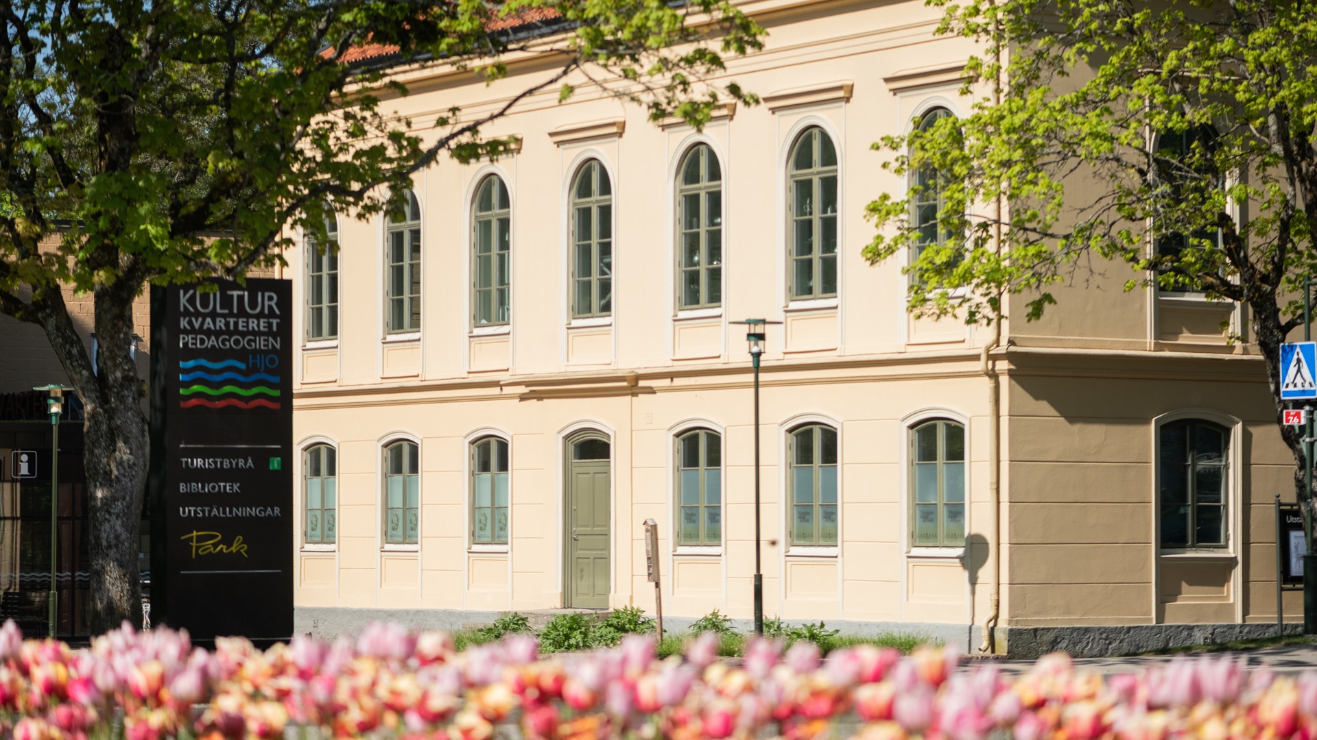 Exteriör Samskolan och Kulturkvateret, med tulpanrabatt i förgrunden.