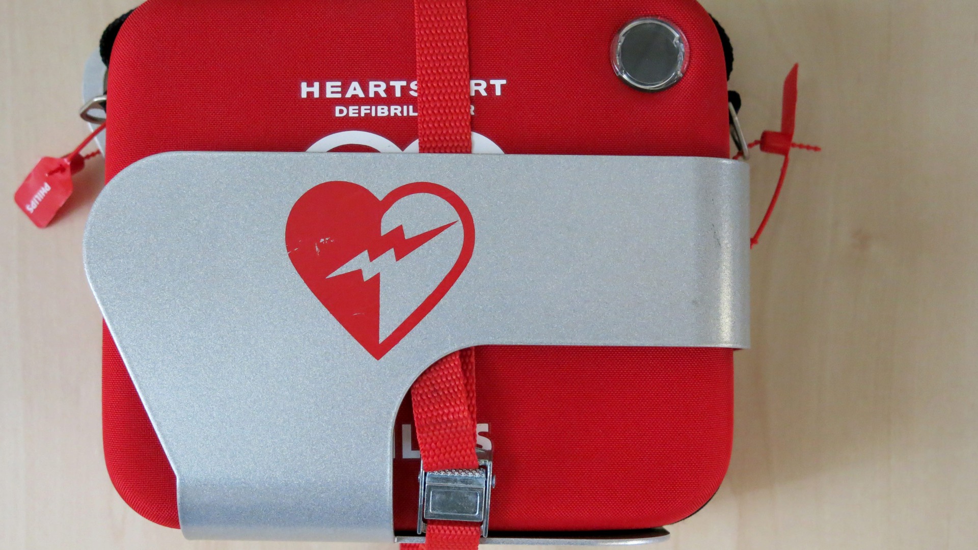 Hjärtstartare sitter i en hållare på väggen.