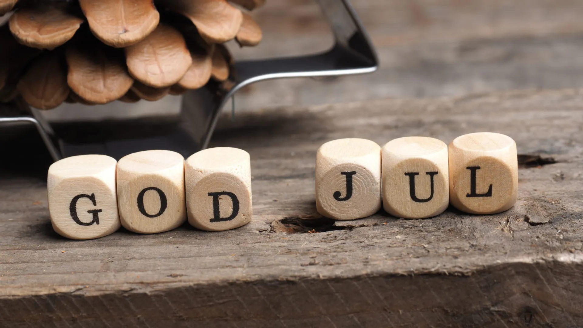 Tärningar bildar texten "God jul".