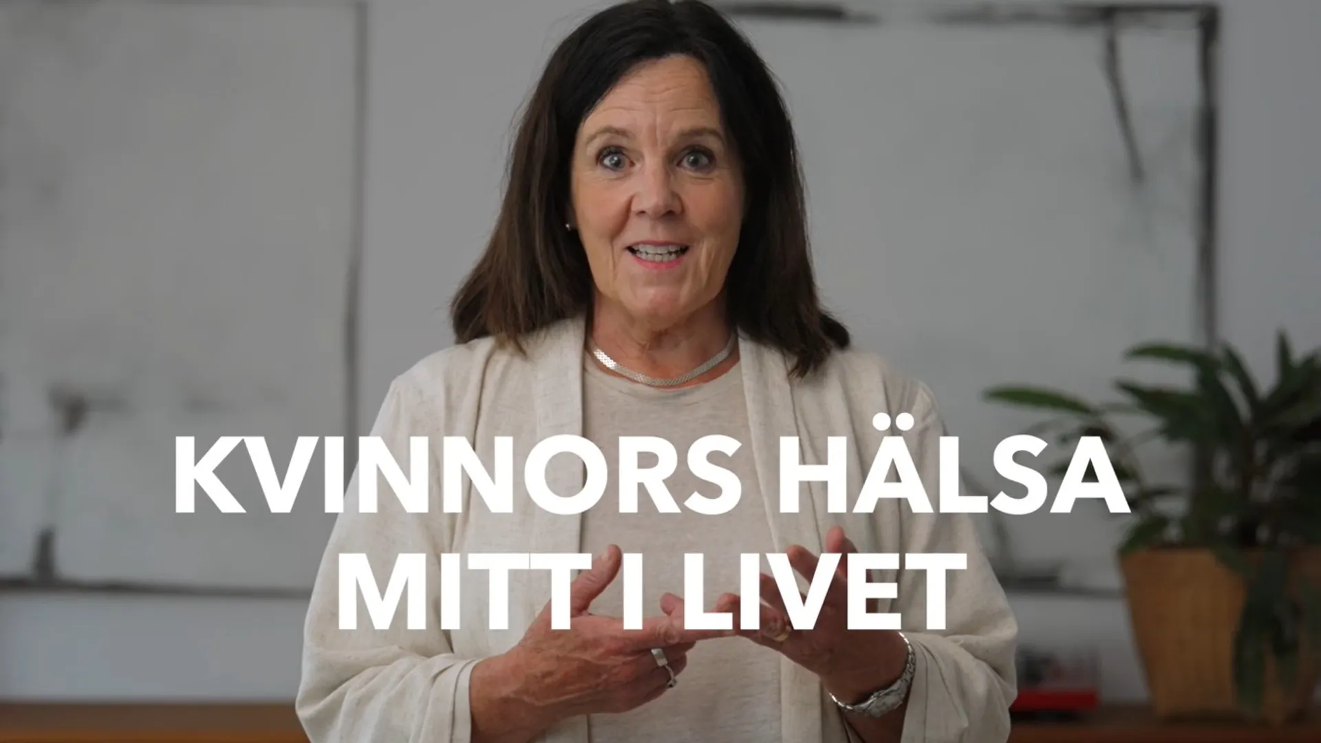 En kvinna står framför en vit vägg, och texten "Kvinnors hälsa mitt i livet".