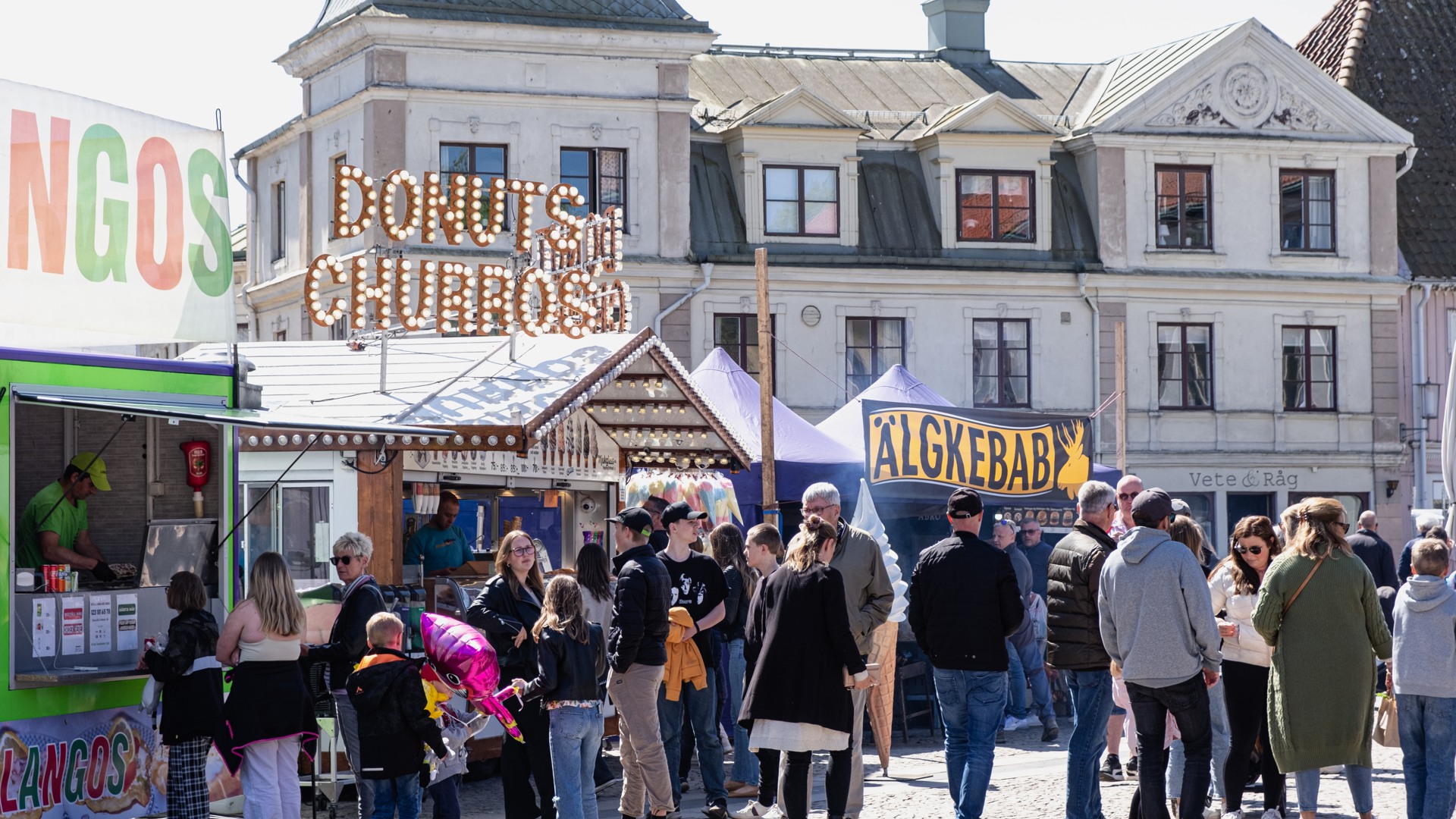 Foodtrucks och folkmyller på torget under Grönköpings marknad.