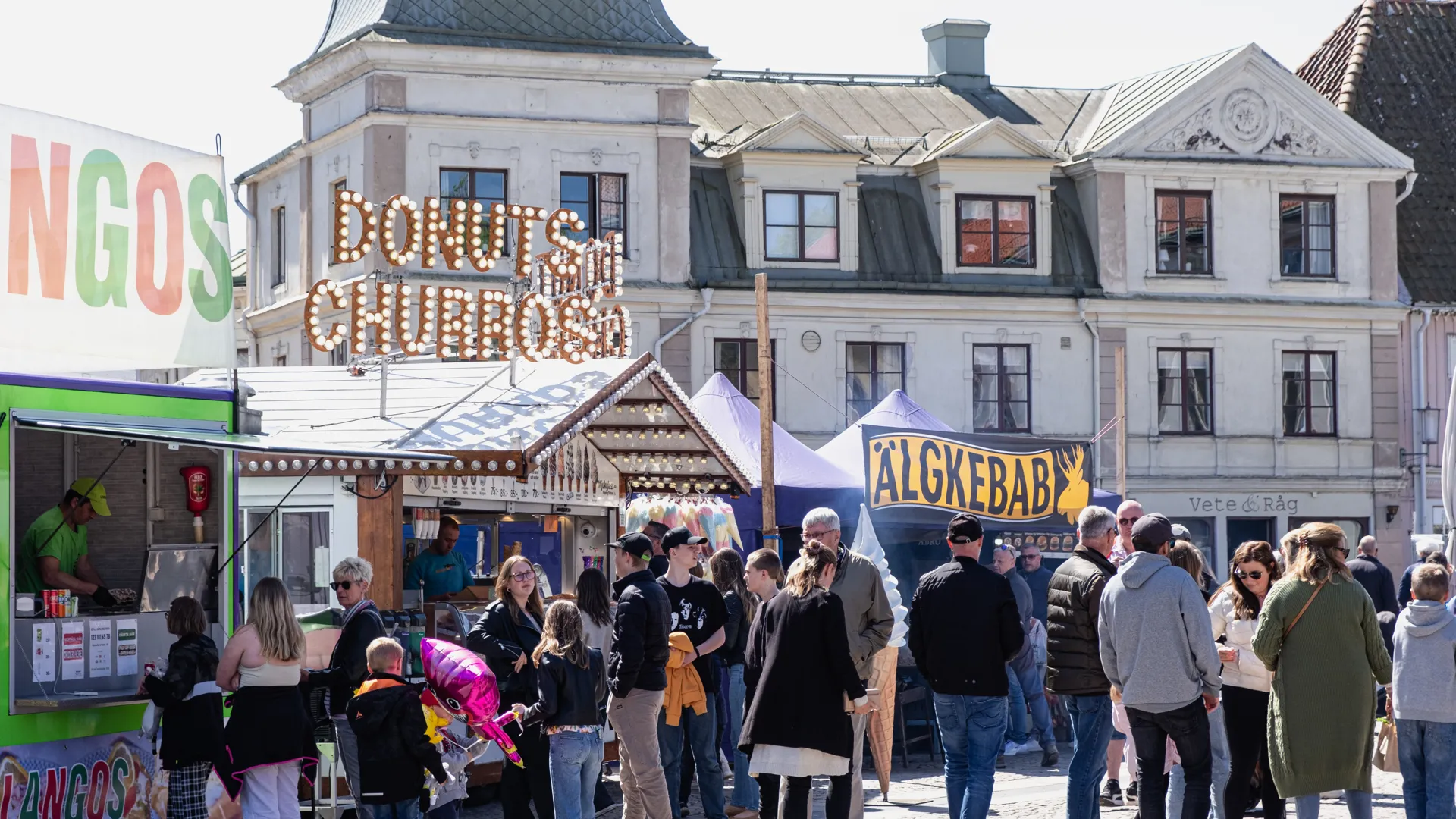 Foodtrucks och folkmyller på torget under Grönköpings marknad.